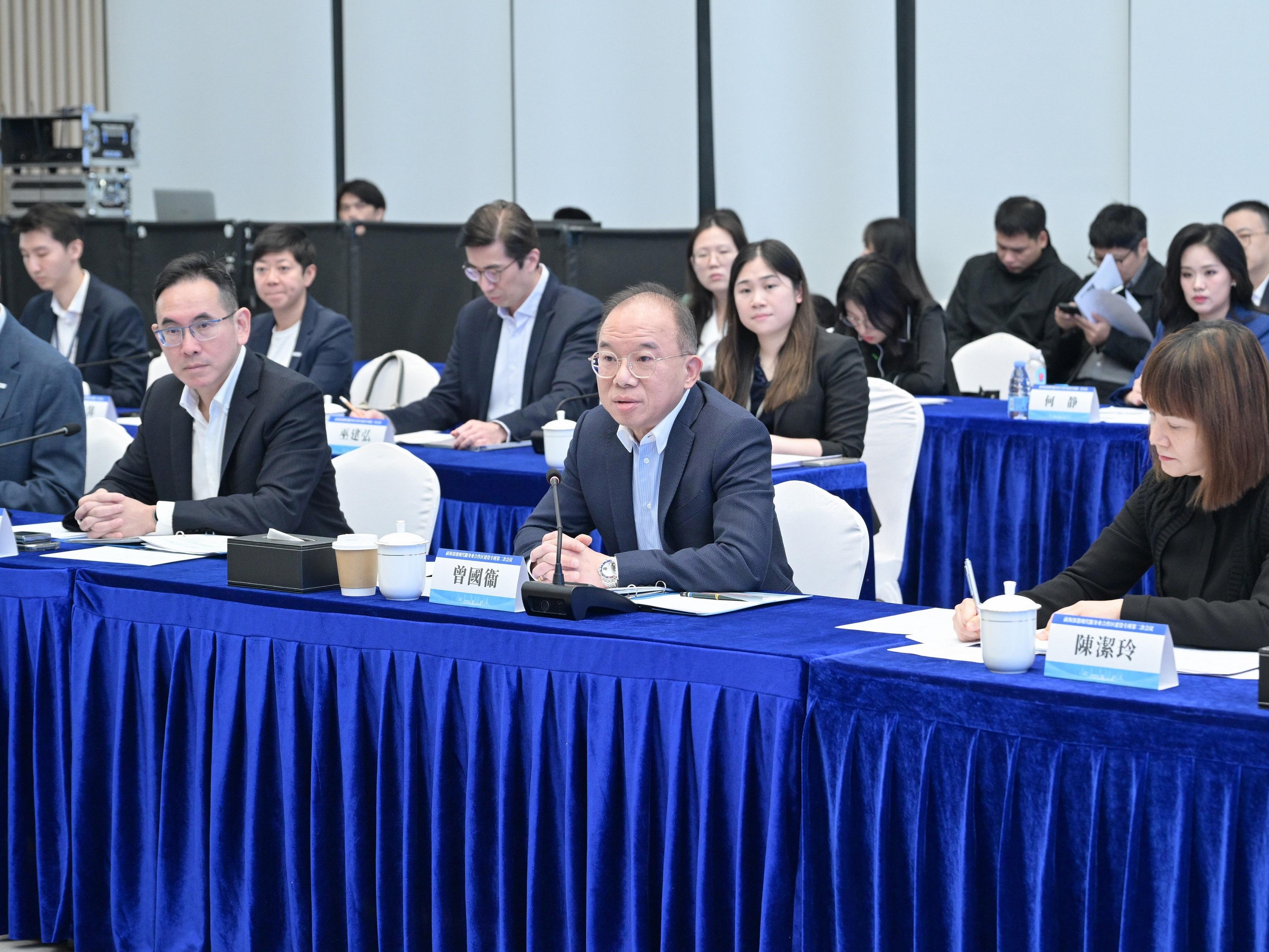 政制及內地事務局局長曾國衞率領香港特別行政區政府相關政策局和部門與深圳市委常委、深圳市前海深港現代服務業合作區管理局局長王守睿率領的深圳市政府代表團今日(十二月十八日)在深圳舉行「前海深港現代服務業合作區建設專班」第二次會議。圖示曾國衞(中)在會上發表開場發言。旁為粵港澳大灣區發展專員陳潔玲(右)和發展局副局長林智文(左)。