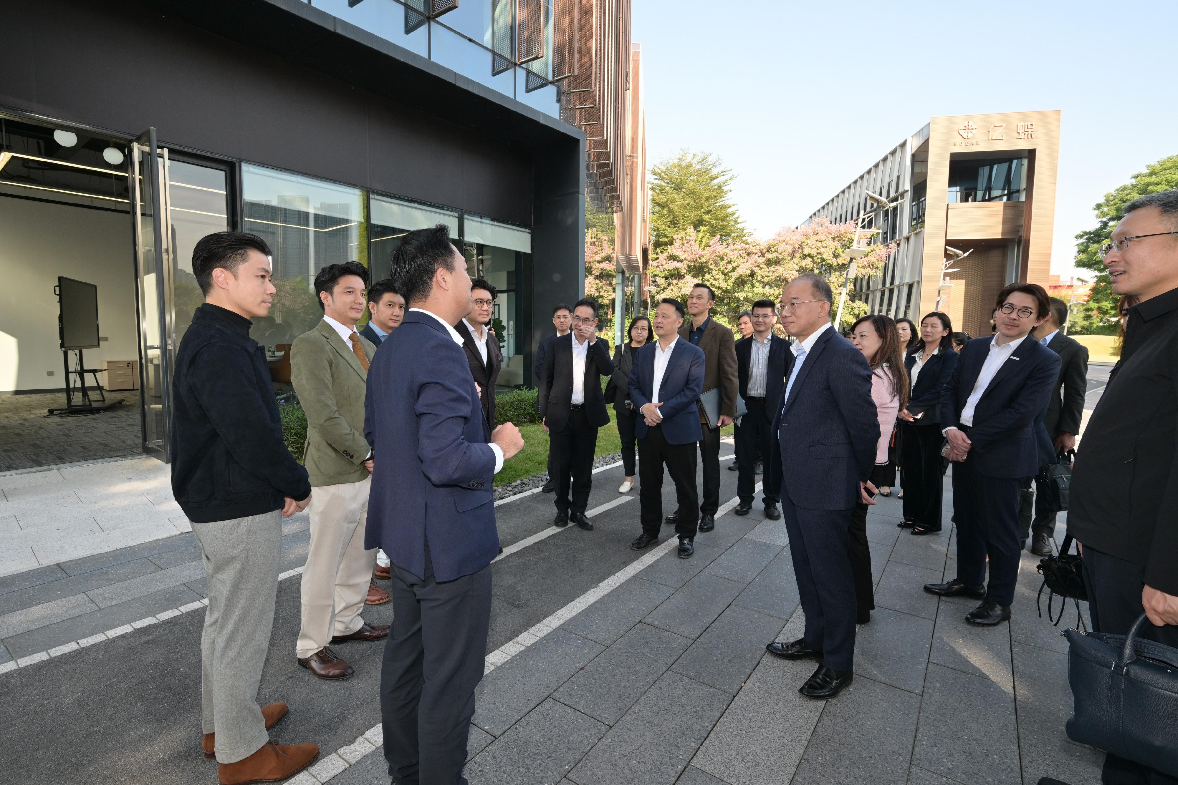 政制及內地事務局局長曾國衞率領香港特別行政區政府相關政策局和部門與深圳市委常委、深圳市前海深港現代服務業合作區管理局局長王守睿率領的深圳市政府代表團今日(十二月十八日)在深圳舉行「前海深港現代服務業合作區建設專班」第二次會議。圖示曾國衞(右三)與其他代表團成員到訪前海深港現代服務業合作區企業公館,並與在該處營運的企業代表交流。
