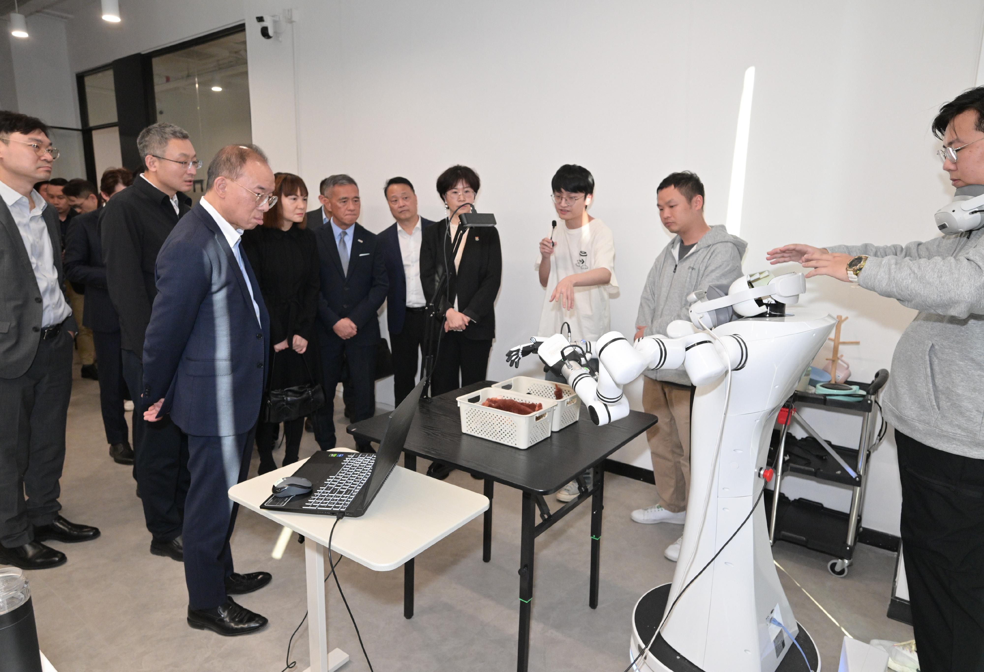 政制及內地事務局局長曾國衞率領香港特別行政區政府相關政策局和部門與深圳市委常委、深圳市前海深港現代服務業合作區管理局局長王守睿率領的深圳市政府代表團今日(十二月十八日)在深圳舉行「前海深港現代服務業合作區建設專班」第二次會議。圖示曾國衞(左三)與其他代表團成員於會後到訪前海深港青年夢工場二期,與該處的初創企業代表交談,並觀看他們的示範。