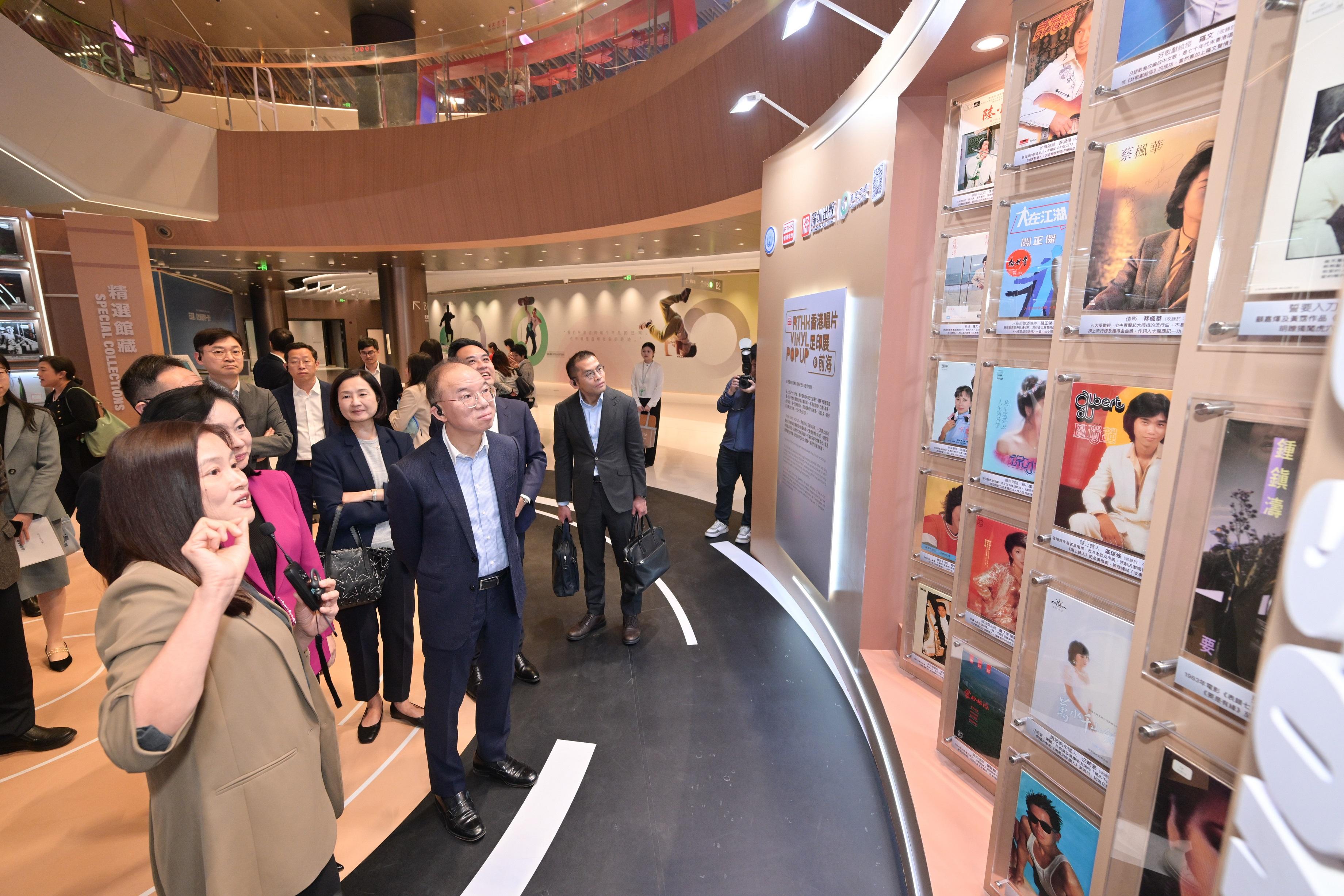 政制及內地事務局局長曾國衞率領香港特別行政區政府相關政策局和部門與深圳市委常委、深圳市前海深港現代服務業合作區管理局局長王守睿率領的深圳市政府代表團今日(十二月十八日)在深圳舉行「前海深港現代服務業合作區建設專班」第二次會議。圖示曾國衞(左二)與代表團一行到訪「灣區之眼」書城,並參觀正在該處展出的香港唱片足印展。