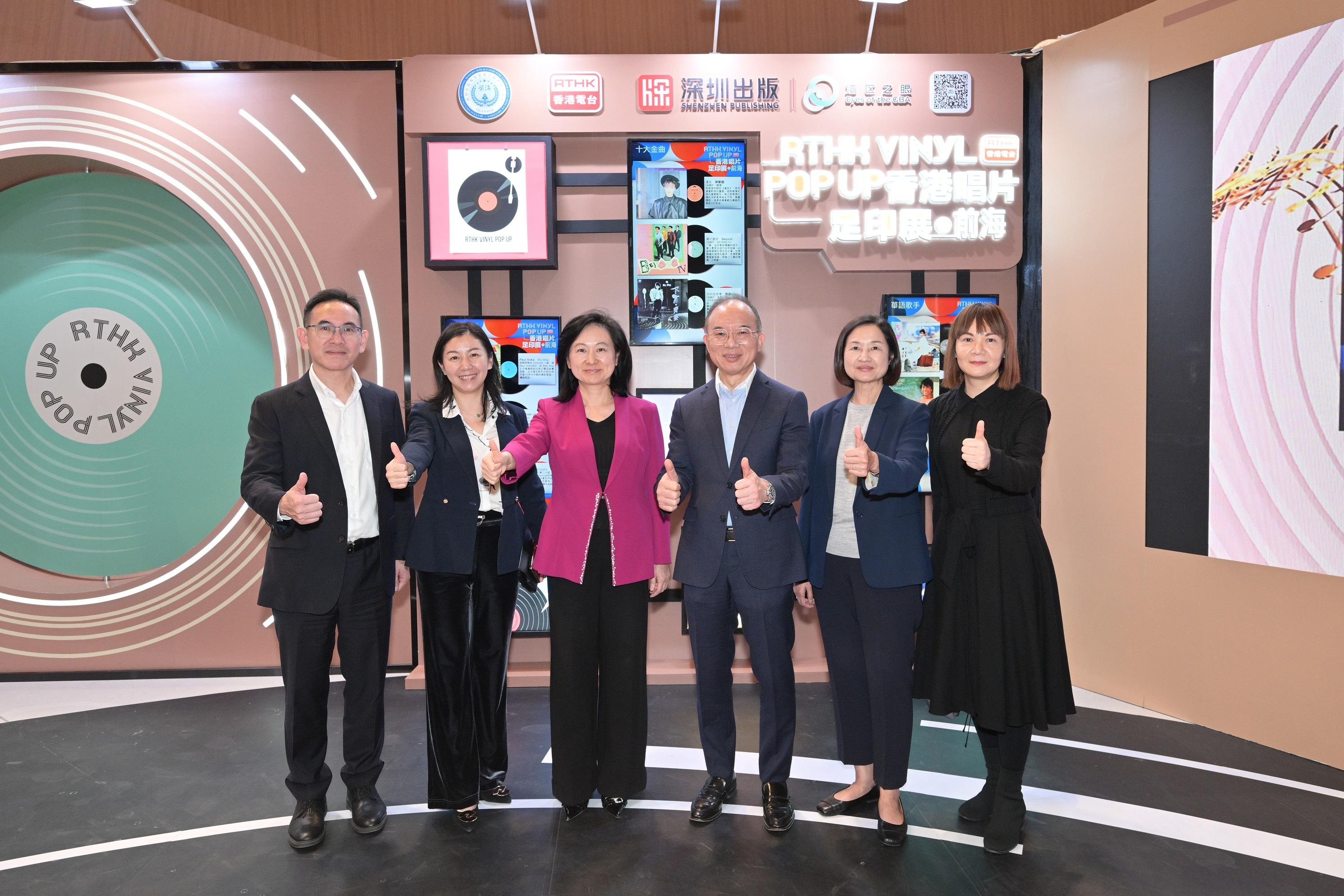 政制及內地事務局局長曾國衞率領香港特別行政區政府相關政策局和部門與深圳市委常委、深圳市前海深港現代服務業合作區管理局局長王守睿率領的深圳市政府代表團今日(十二月十八日)在深圳舉行「前海深港現代服務業合作區建設專班」第二次會議。圖示曾國衞(右三)和粵港澳大灣區發展專員陳潔玲(右一)與代表團成員包括發展局副局長林智文(左一)及廣播處長關婉儀(右二)到訪「灣區之眼」書城,並在參觀香港唱片足印展後合影。