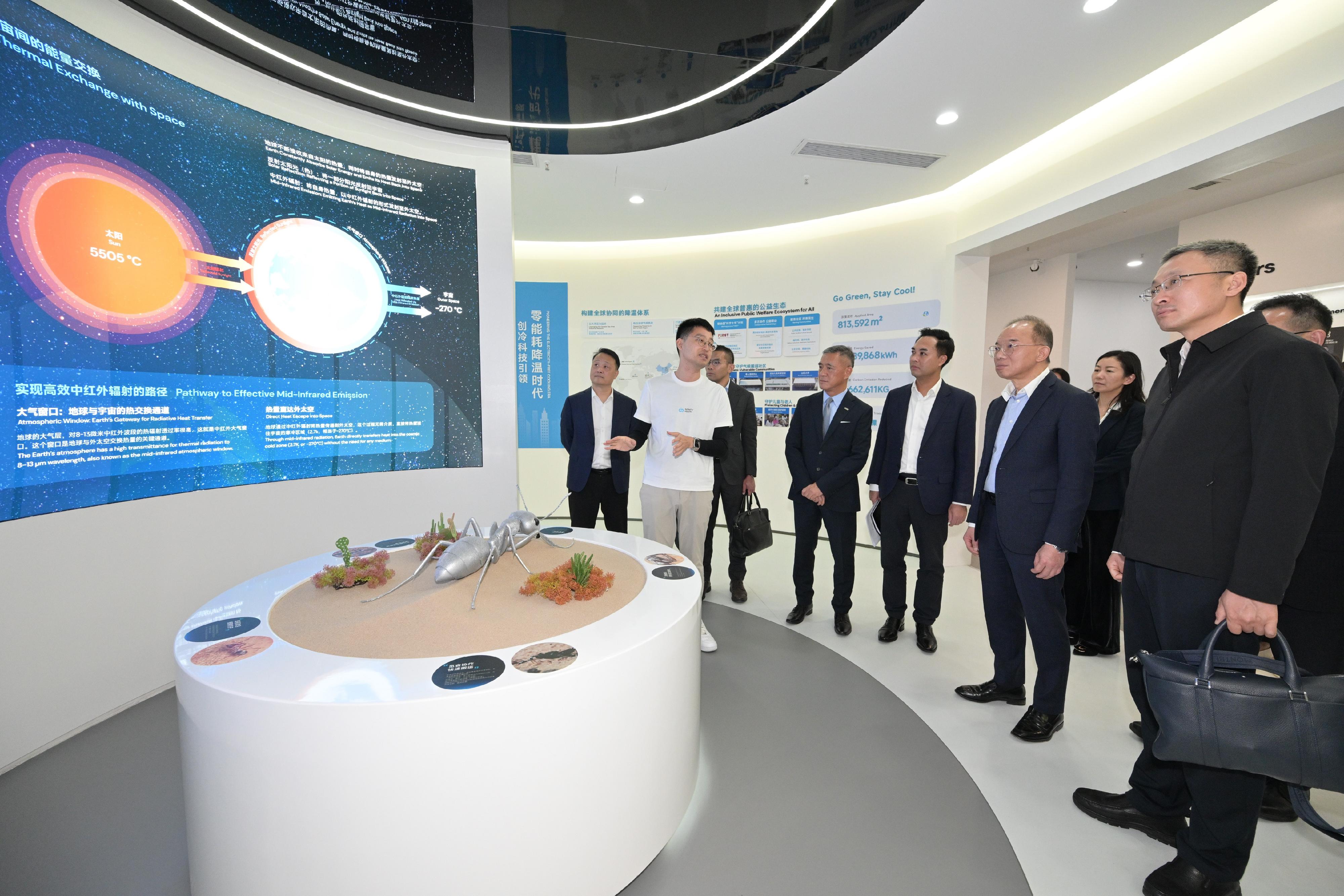 The Secretary for Constitutional and Mainland Affairs, Mr Erick Tsang Kwok-wai, and member of the Standing Committee of the CPC Shenzhen Municipal Committee and Director General of the Authority of Qianhai Shenzhen-Hong Kong Modern Service Industry Co-operation Zone of Shenzhen Municipality, Mr Wang Shourui, leading representatives of relevant bureaux and departments of the Hong Kong Special Administrative Region Government and the delegation of the Shenzhen Municipal Government respectively, held the second meeting of the Task Force on the Development of the Qianhai Shenzhen-Hong Kong Modern Service Industry Co-operation Zone in Shenzhen today (December 18). Photo shows Mr Tsang (second right) and other members of the delegation visiting a technology company operating at Qianhai Shenzhen-Hong Kong Youth Innovation and Entrepreneur Hub Phase II.