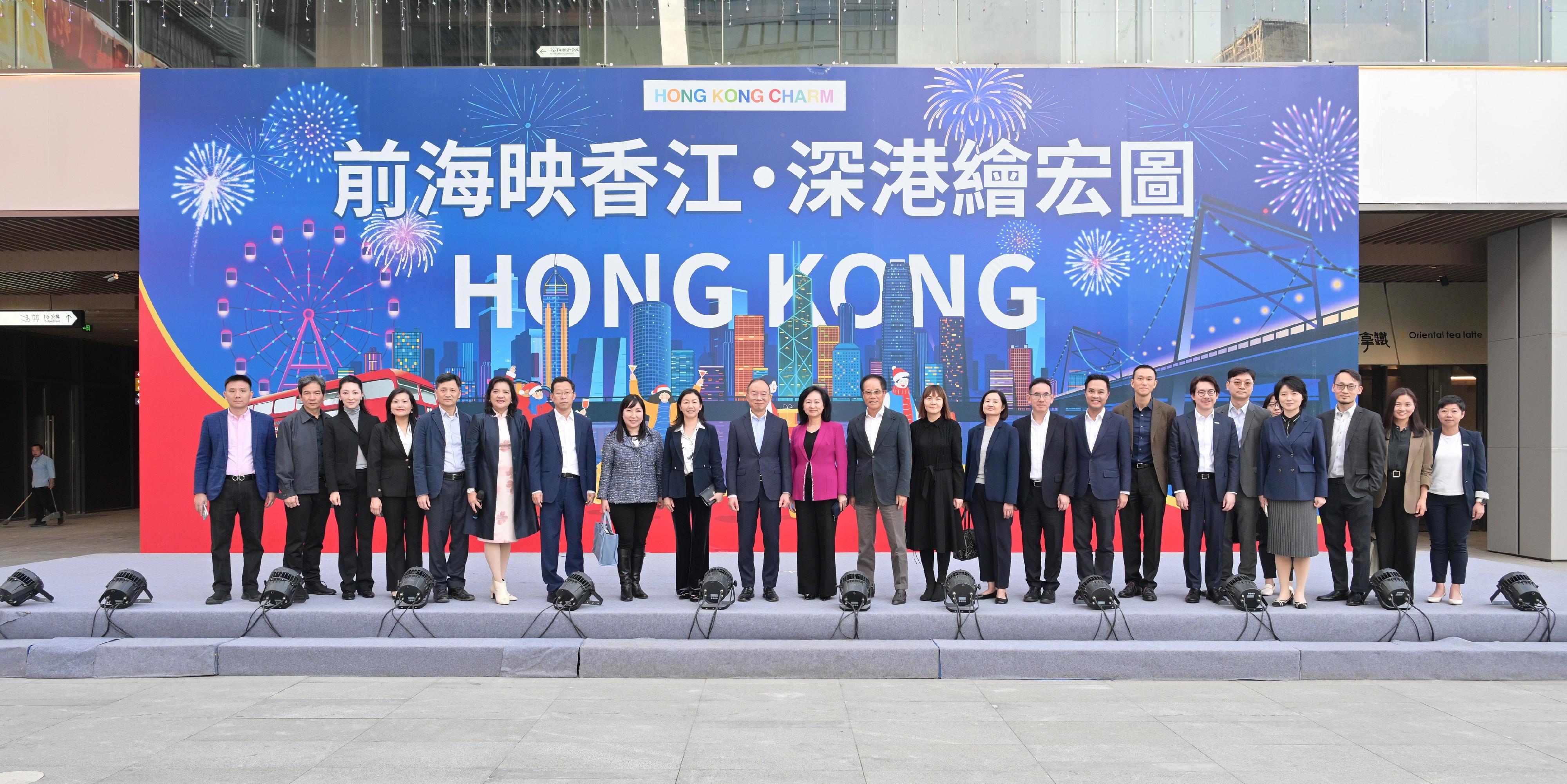 The Secretary for Constitutional and Mainland Affairs, Mr Erick Tsang Kwok-wai, and member of the Standing Committee of the CPC Shenzhen Municipal Committee and Director General of the Authority of Qianhai Shenzhen-Hong Kong Modern Service Industry Co-operation Zone of Shenzhen Municipality, Mr Wang Shourui, leading representatives of relevant bureaux and departments of the Hong Kong Special Administrative Region Government and the delegation of the Shenzhen Municipal Government respectively, held the second meeting of the Task Force on the Development of the Qianhai Shenzhen-Hong Kong Modern Service Industry Co-operation Zone in Shenzhen today (December 18). Photo shows Mr Tsang (10th left), the Commissioner for the Development of the Guangdong-Hong Kong-Macao Greater Bay Area, Ms Maisie Chan (11th right) and the delegation visiting Qianhai Hong Kong Charm.