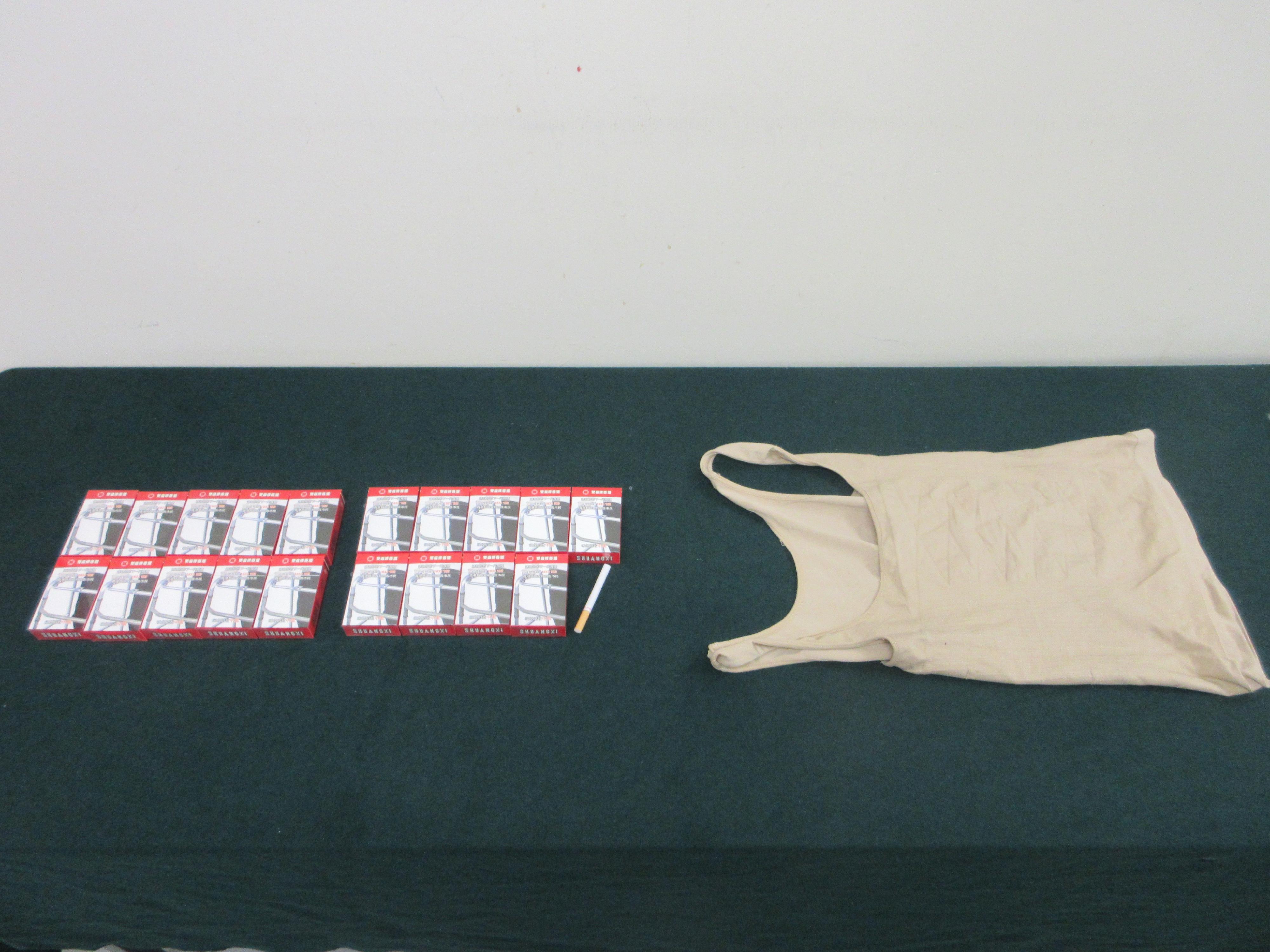 一名62歲入境女旅客因管有未完稅香煙和未有向海關人員作出申報,違反《應課稅品條例》,今日(十二月十九日)在粉嶺裁判法院被判處監禁兩個月。圖示檢獲的未完稅香煙。