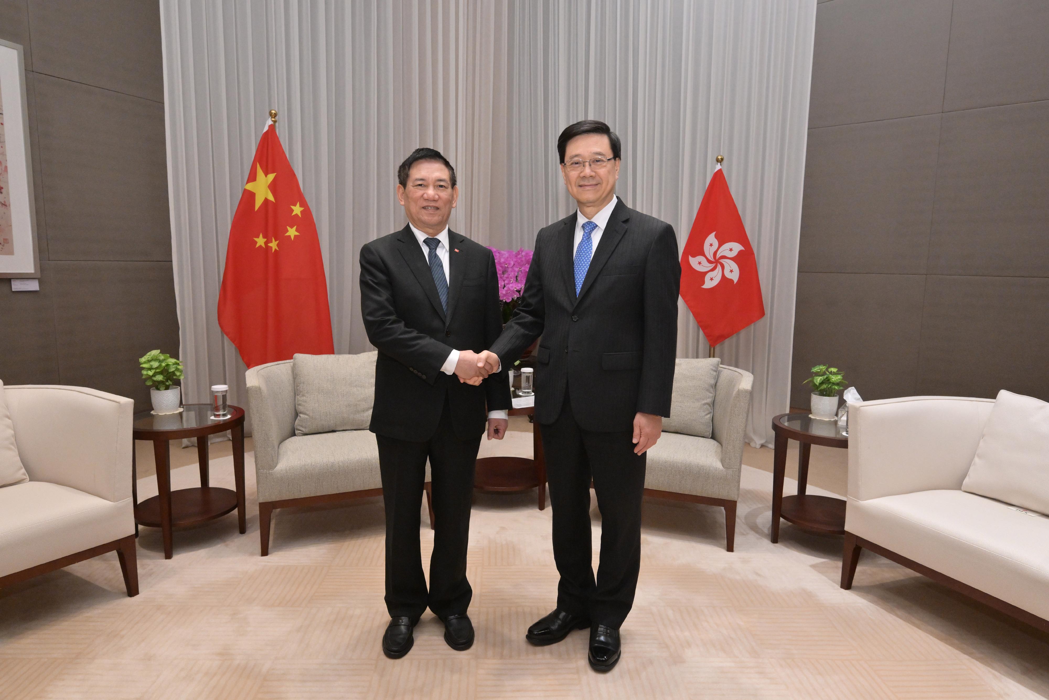 行政長官李家超（右）今日（十二月十九日）與到訪香港的越南副總理胡德福（左）會面。