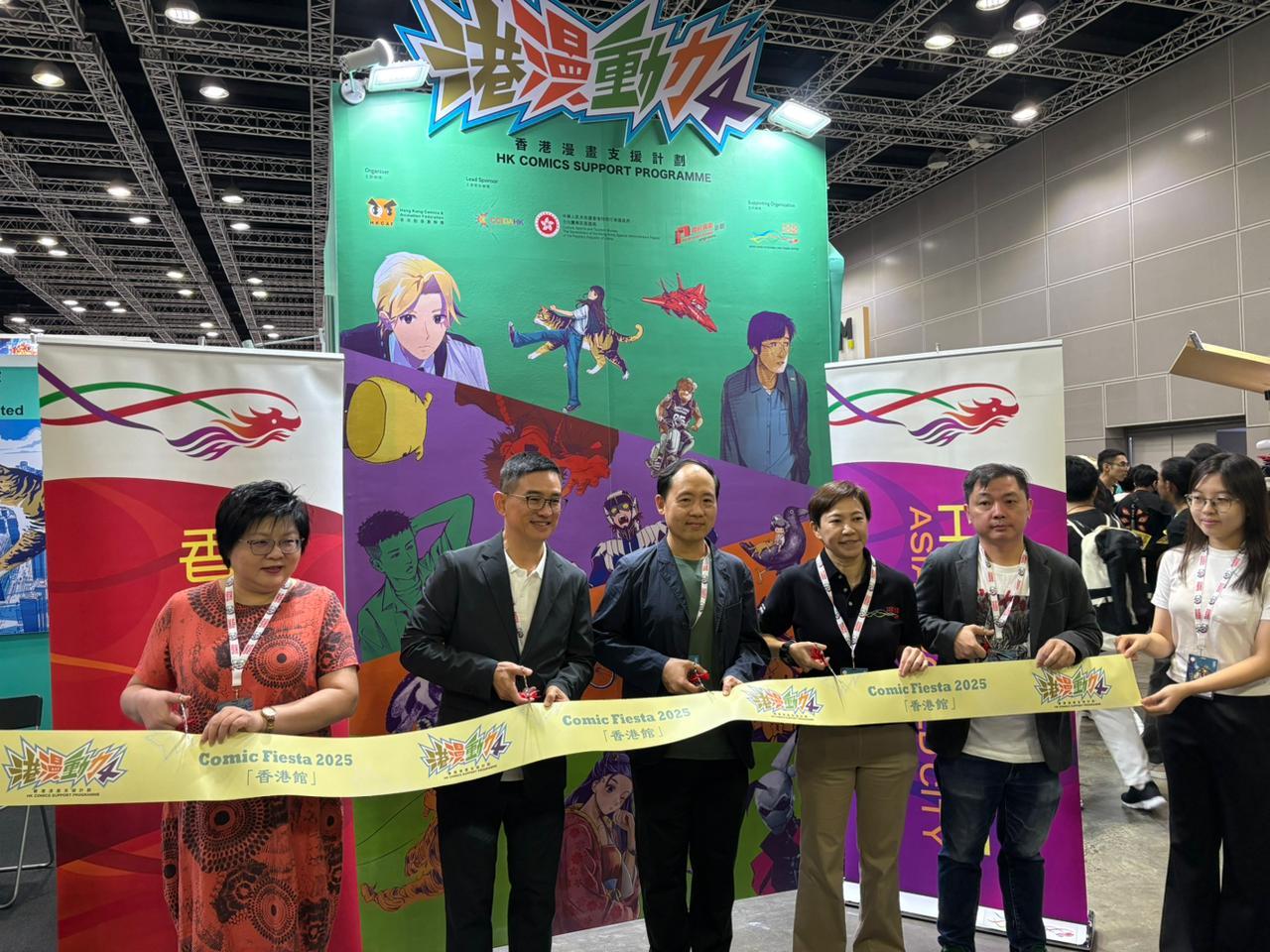 The Hong Kong Economic and Trade Office in Kuala Lumpur (Kuala Lumpur ETO) today (December 20) supported Hong Kong comics enterprises in participating in the Hong Kong Pavilion at Comic Fiesta 2025 in Kuala Lumpur, Malaysia. Photo shows (from left) the Director of Malaysia of the Hong Kong Trade Development Council, Ms Hoh Jee Eng; Vice President of the Hong Kong Comics and Animation Federation, Mr Alan Wan; Deputy Director of the Kuala Lumpur ETO, Mr Leonard Lam; the Director-General of the Hong Kong Economic and Trade Office in Jakarta, Miss Libera Cheng, and the Chairman of Comicker Union of Malaysia, Mr Lau Shaw Ming, officiating at the ceremony.
