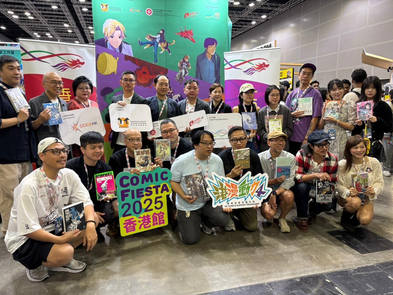 The Hong Kong Economic and Trade Office in Kuala Lumpur (Kuala Lumpur ETO) today (December 20) supported Hong Kong comics enterprises in participating in the Hong Kong Pavilion at Comic Fiesta 2025 in Kuala Lumpur, Malaysia. Photo shows Deputy Director of the Kuala Lumpur ETO, Mr Leonard Lam (back row, fifth left), with the officiating guests and comic artists from Hong Kong.