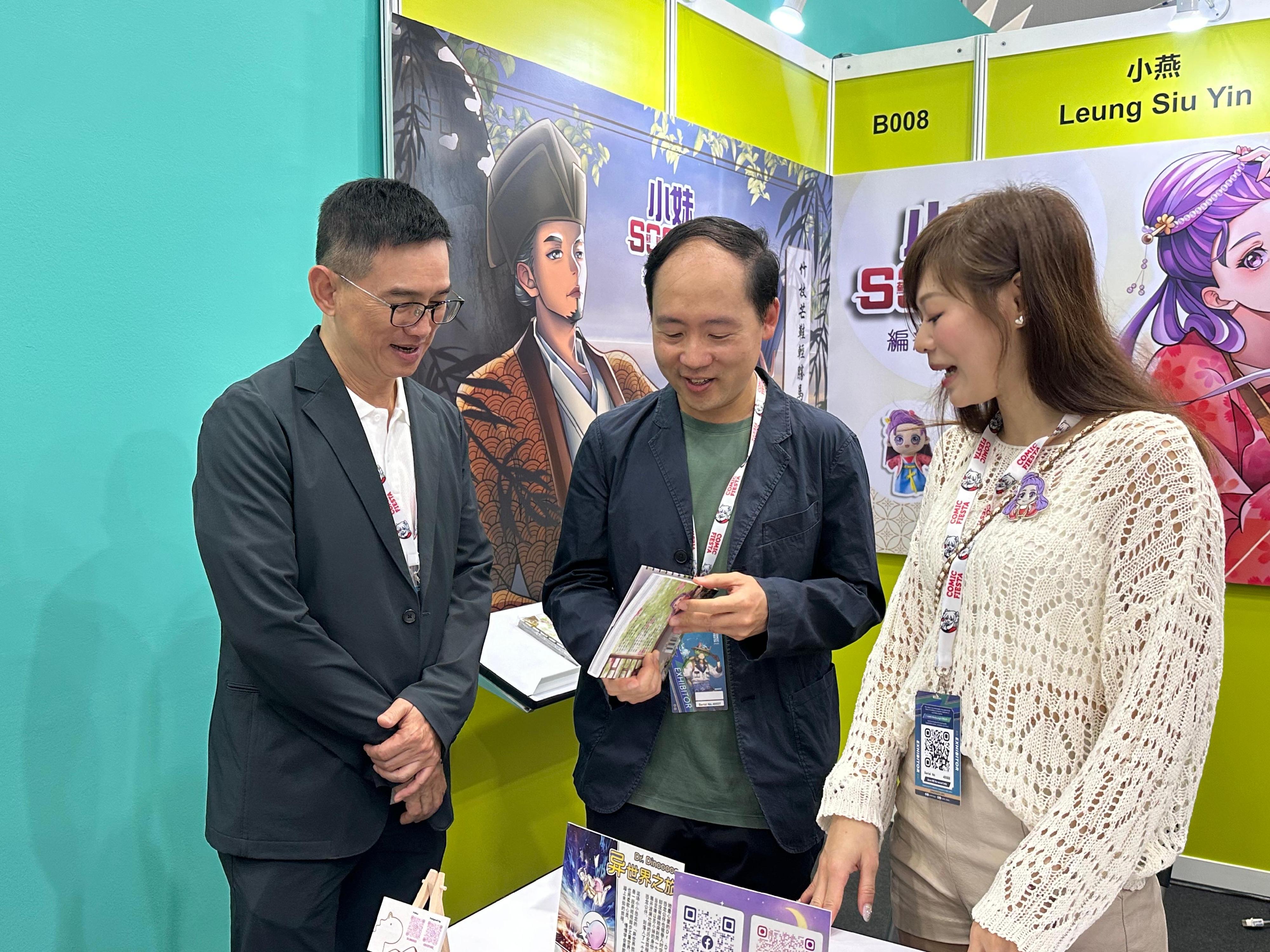 The Hong Kong Economic and Trade Office in Kuala Lumpur (Kuala Lumpur ETO) today (December 20) supported Hong Kong comics enterprises in participating in the Hong Kong Pavilion at Comic Fiesta 2025 in Kuala Lumpur, Malaysia. Photo shows Deputy Director of the Kuala Lumpur ETO, Mr Leonard Lam (centre), visiting the Pavilion and interacting with a Hong Kong comic artist.
