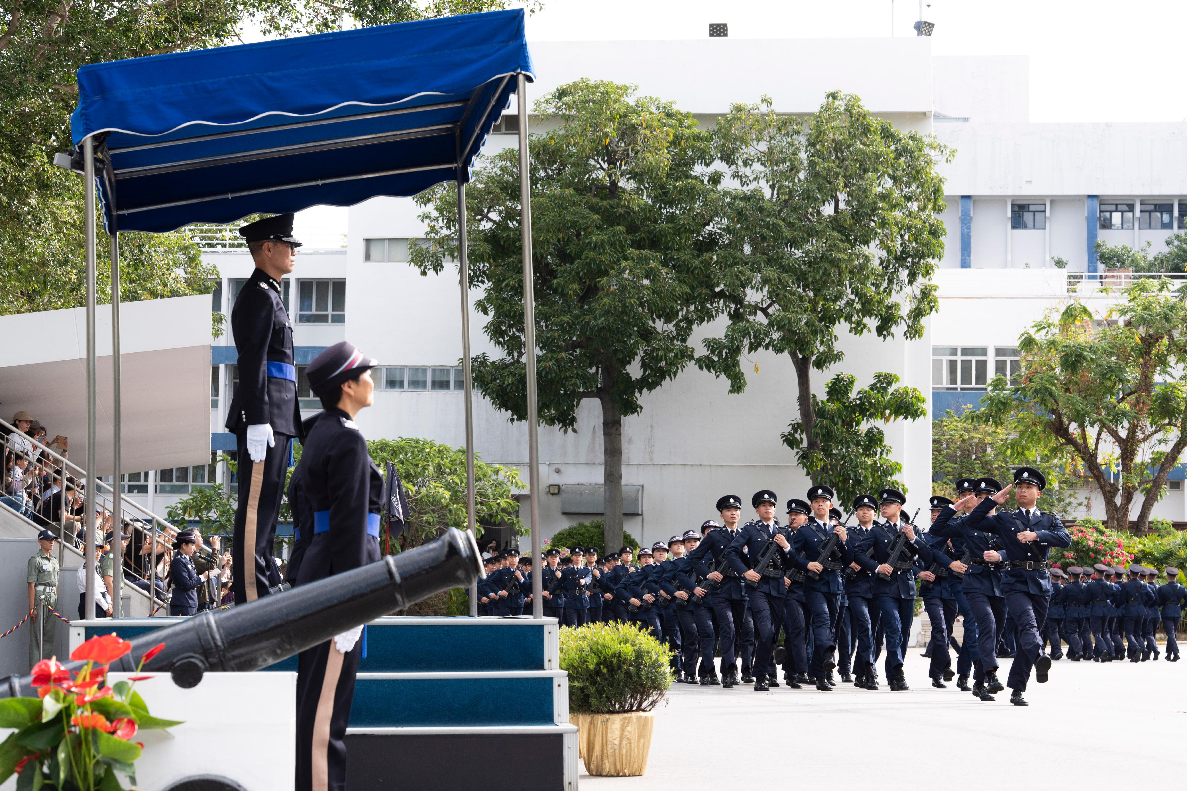 警務處副處長（行動）葉雲龍今日（十二月二十日）在香港警察學院舉行的結業會操檢閱34名見習督察及187名學警。