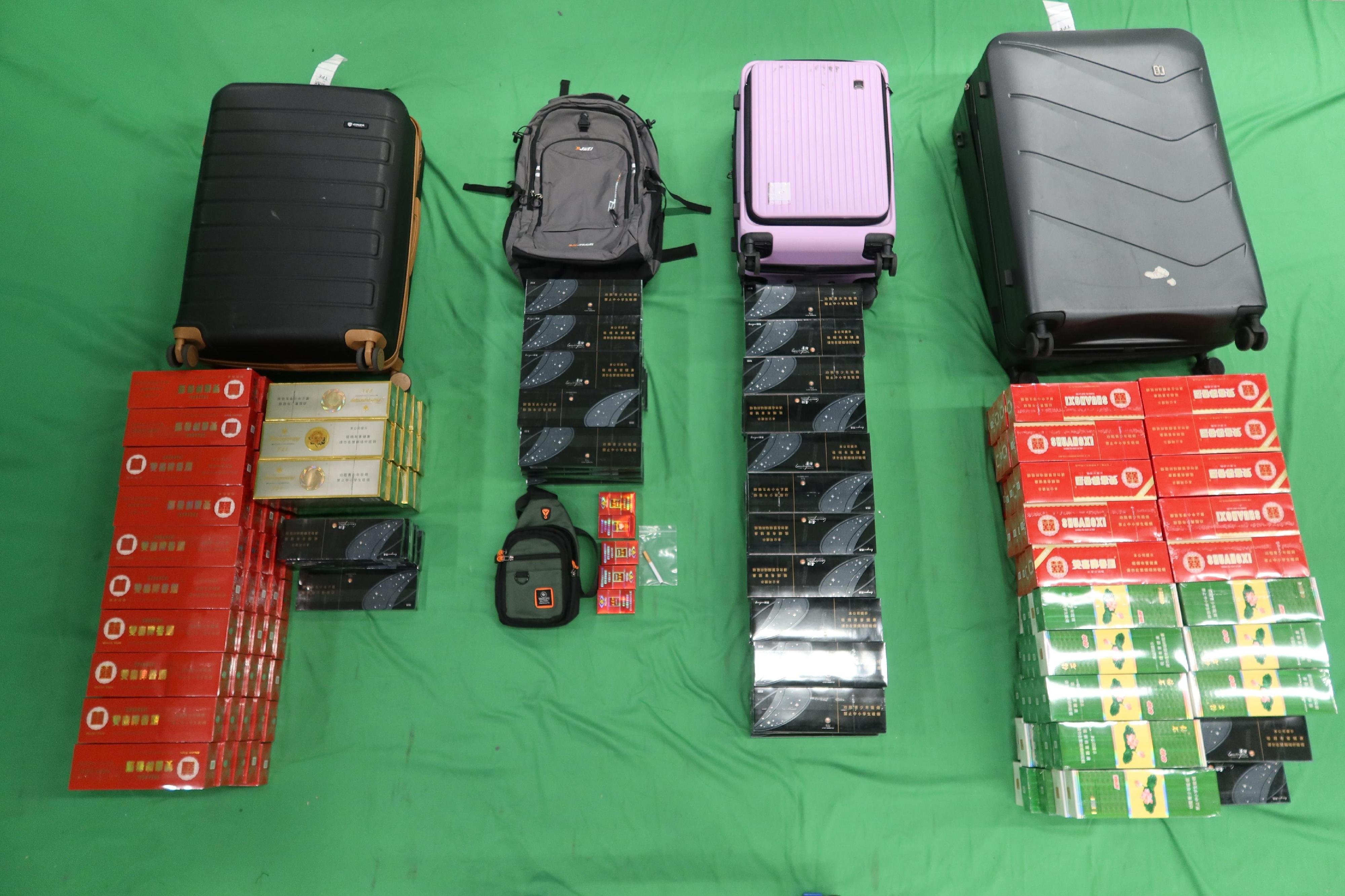 一名三十五歲入境男旅客因管有未完稅香煙及未有向海關人員作出申報，違反《應課稅品條例》，今日（十二月二十日）在西九龍裁判法院被判處監禁五個月及罰款一千五百元。圖示檢獲的未完稅香煙。