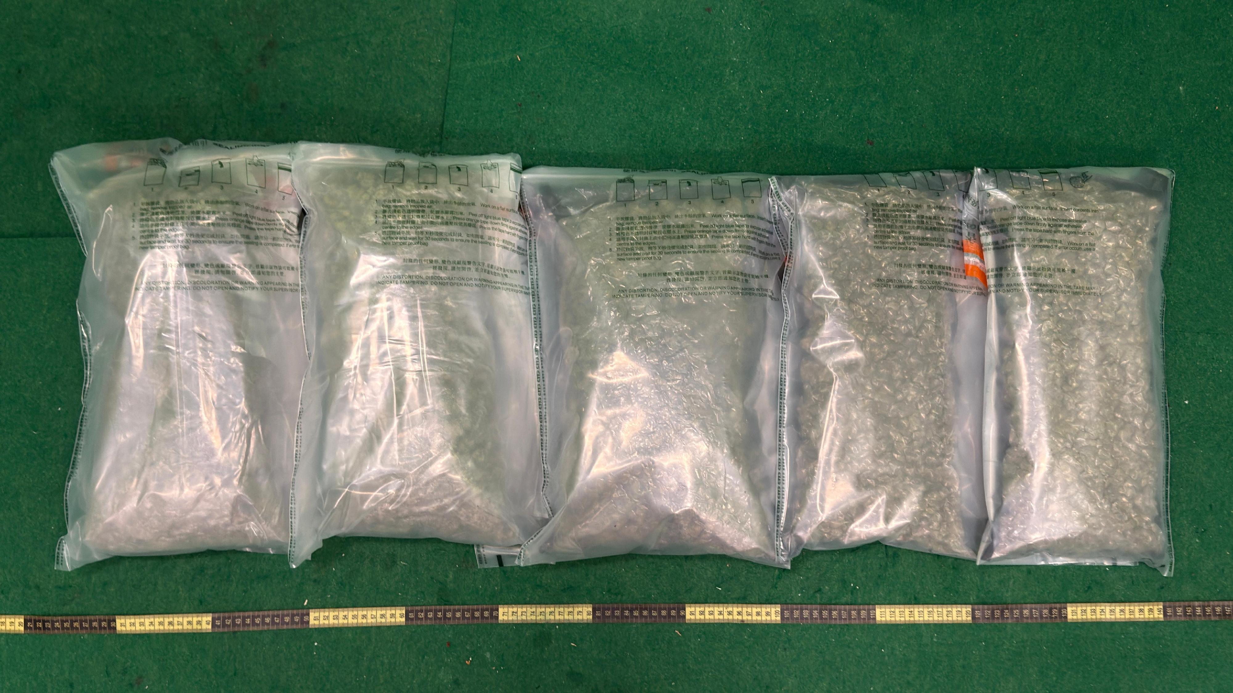 Hong Kong Customs yesterday (December 20) detected a passenger drug trafficking case at Hong Kong International Airport and seized about 5 kilograms of suspected cannabis buds with a total estimated market value of about $1 million. One man was arrested. Photo shows the suspected cannabis buds seized in the case.