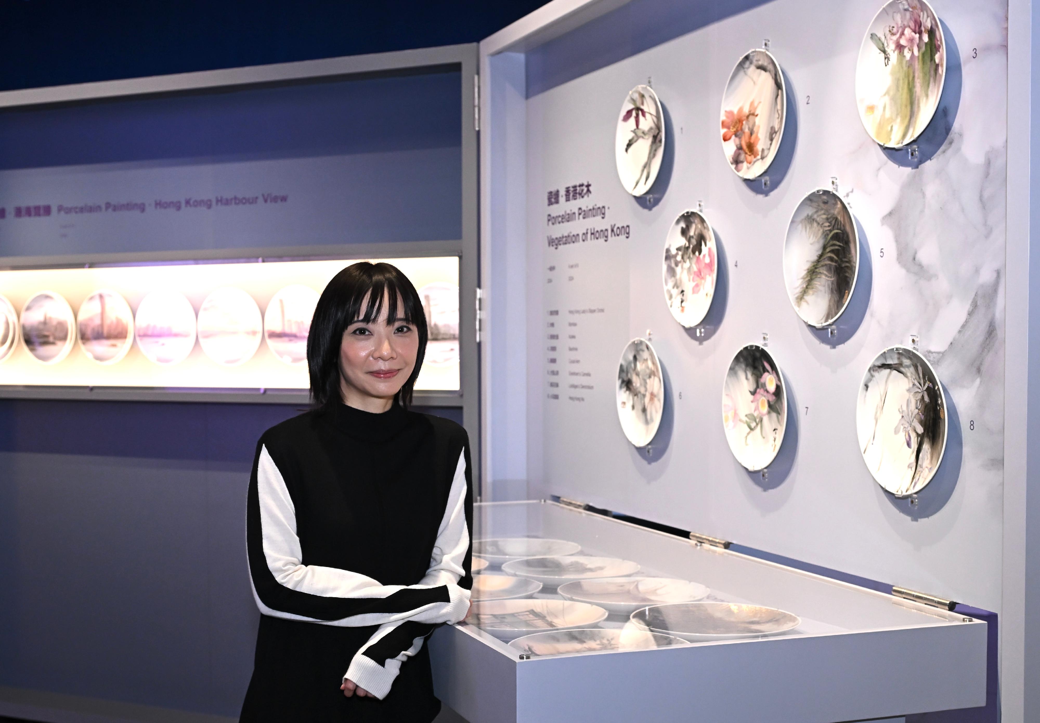 The Hong Kong Heritage Museum presents the "HK Snapshots‧City Walks: Fresh Takes on Hong Kong's Art and Cultural Heritage" exhibition until March 2 next year, featuring artworks created by four groups of young local artists. Photo shows the fourth-generation Lingnan School artist Rebecca Lo and her artwork series "Porcelain Painting‧Vegetation of Hong Kong".