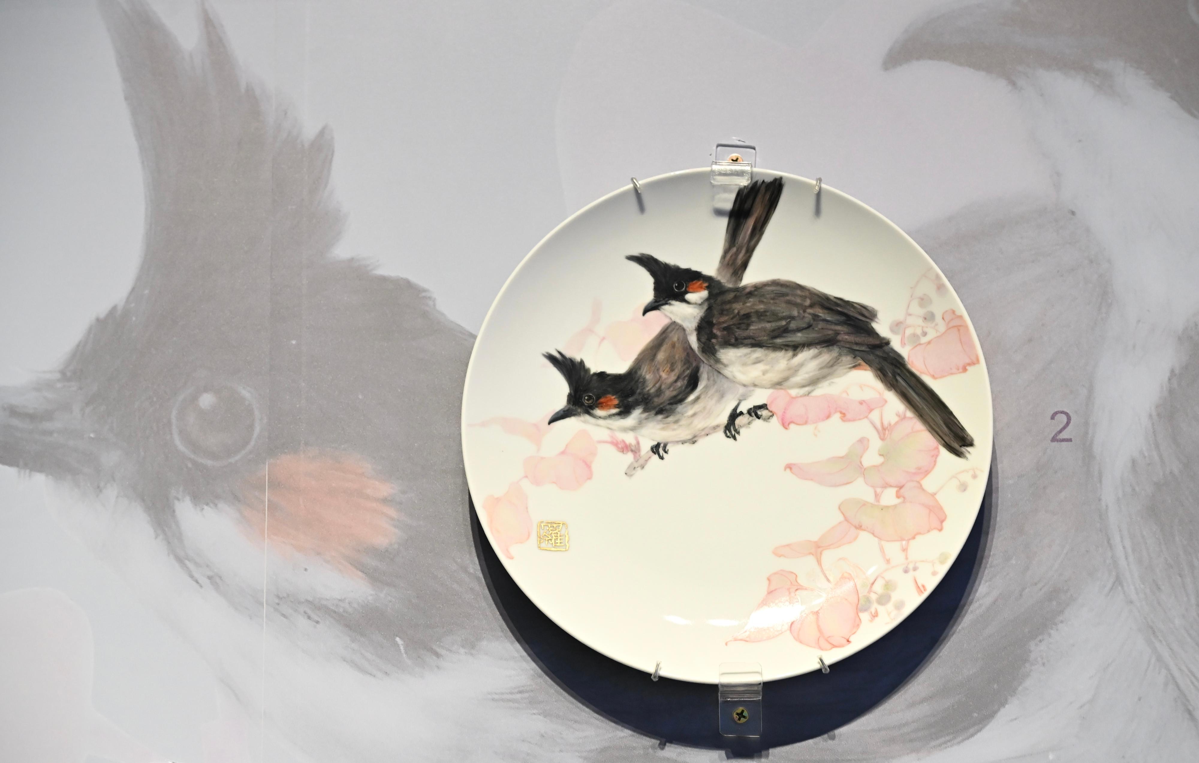 The Hong Kong Heritage Museum presents the "HK Snapshots‧City Walks: Fresh Takes on Hong Kong's Art and Cultural Heritage" exhibition until March 2 next year, featuring artworks created by four groups of young local artists. Photo shows porcelain painting "Red-whiskered Bulbul" (from the series "Porcelain Painting‧Birds of Hong Kong") by artist Rebecca Lo.
