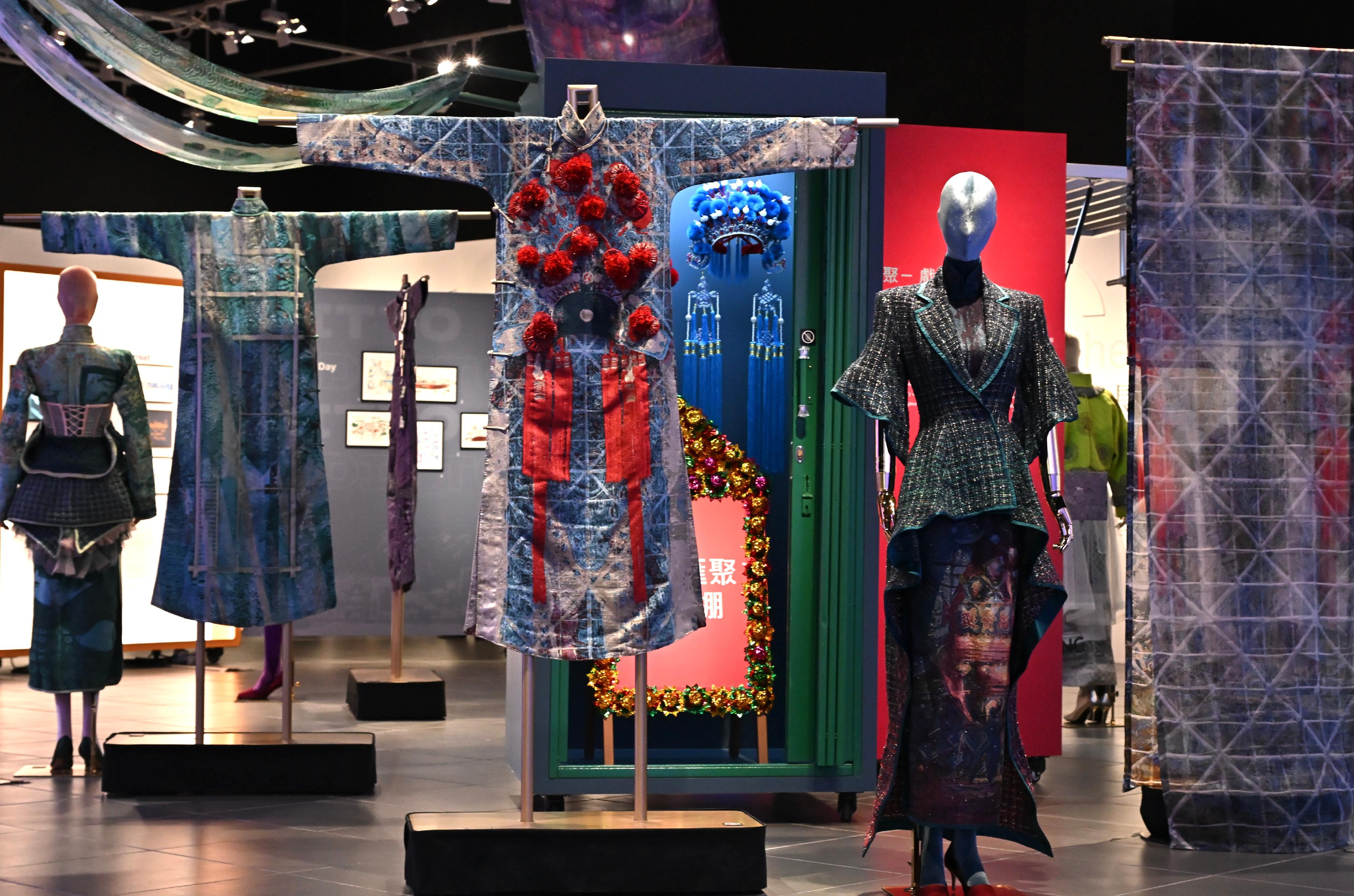 The Hong Kong Heritage Museum presents the "HK Snapshots‧City Walks: Fresh Takes on Hong Kong's Art and Cultural Heritage" exhibition until March 2 next year, featuring artworks created by four groups of young local artists. Photo shows the men's and women's cheongsams and strips of the design fabric by young fashion designers from the Hong Kong Cheongsam Association.