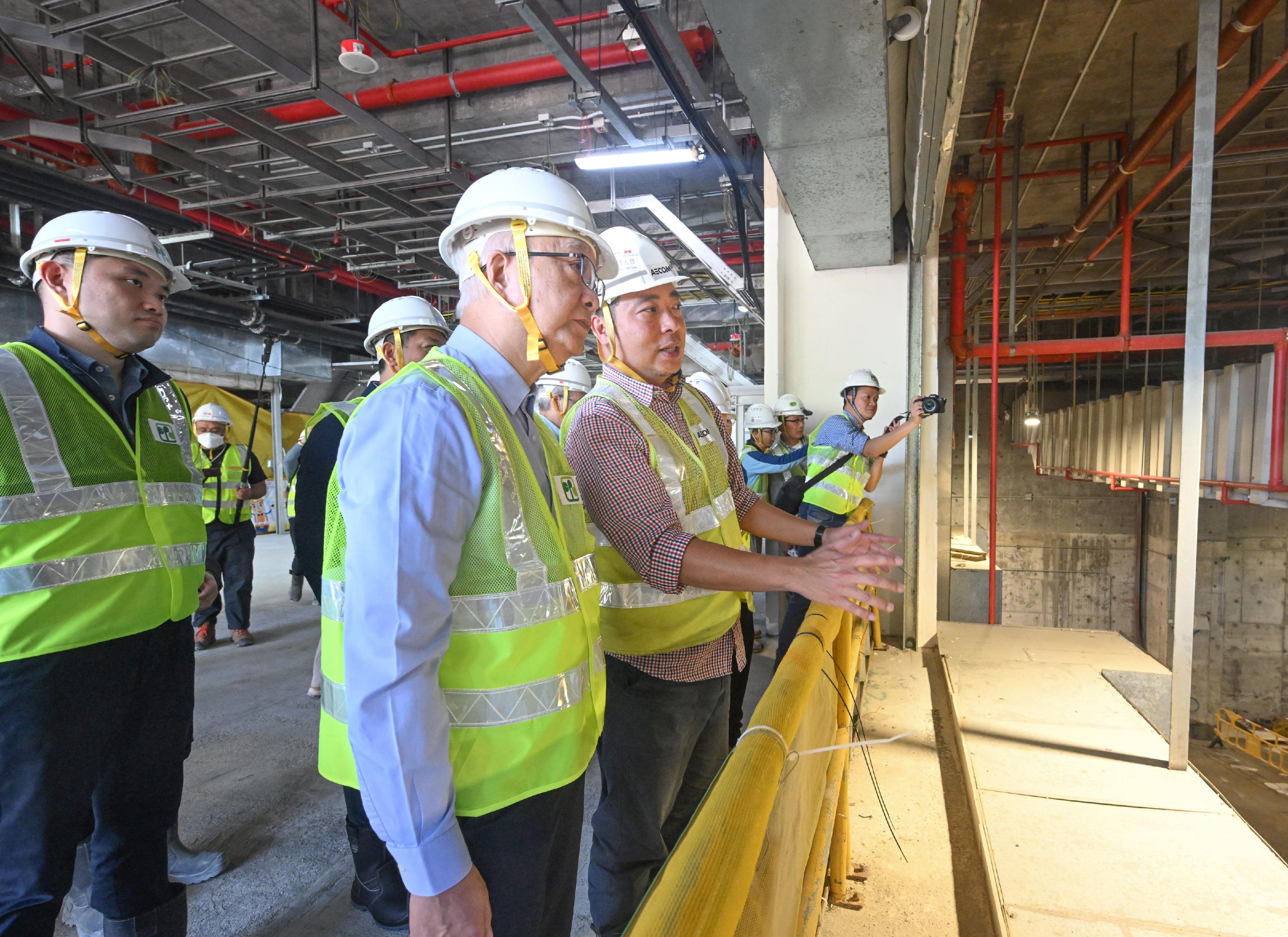  The Environmental Protection Department announced that the Integrated Waste Management Facilities Phase I has commenced the first phase of trial operation. Photo shows the Secretary for Environment and Ecology, Mr Tse Chin-wan (centre), recently inspecting its operations and observing the waste treatment processes. 
