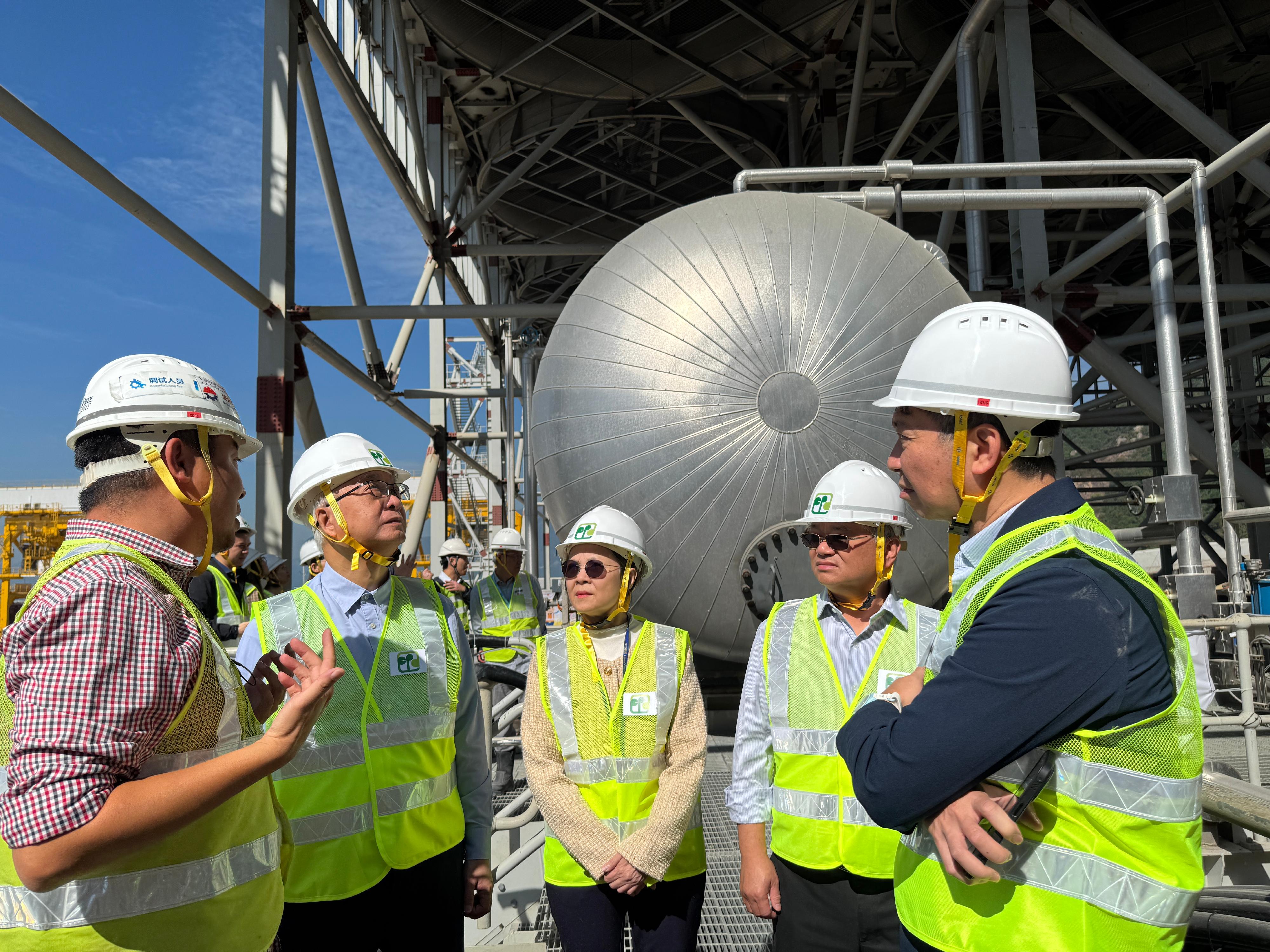 The Environmental Protection Department announced that the Integrated Waste Management Facilities Phase I  has commenced the first phase of trial operation. Photo shows the Secretary for Environment and Ecology, Mr Tse Chin-wan (second left); the Permanent Secretary for Environment and Ecology (Environment), Mr Eddie Cheung (first right); the Under Secretary for Environment and Ecology, Miss Diane Wong (centre); and the Director of Environmental Protection, Dr Samuel Chui (second right), recently inspecting its operations and observing the flue gas treatment and emission control system.