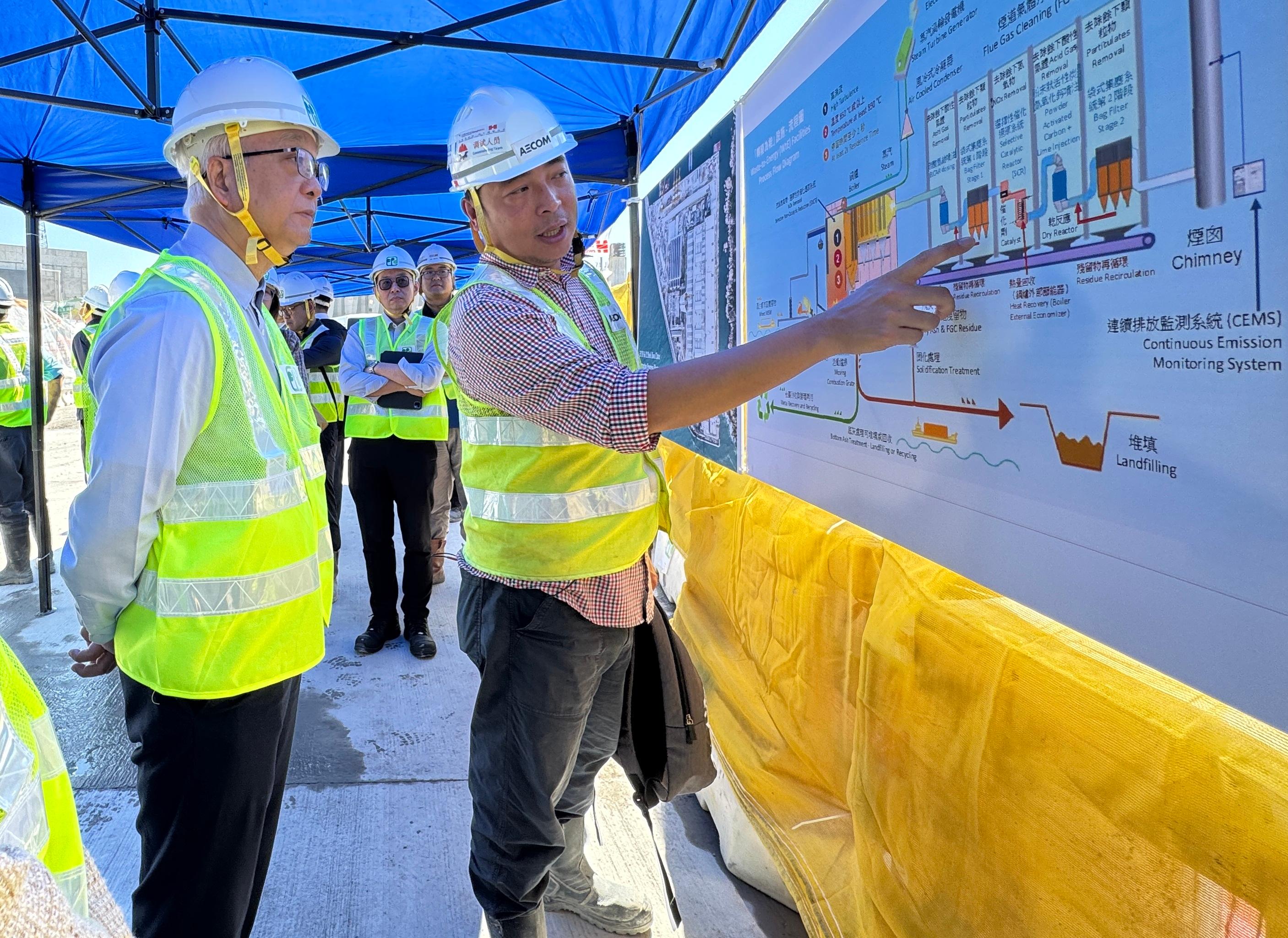 The Environmental Protection Department announced that the Integrated Waste Management Facilities Phase I has commenced the first phase of trial operation. Photo shows the Secretary for Environment and Ecology, Mr Tse Chin-wan (left), recently inspecting its operations and being briefed by the project team on the progress of the trial operation. 