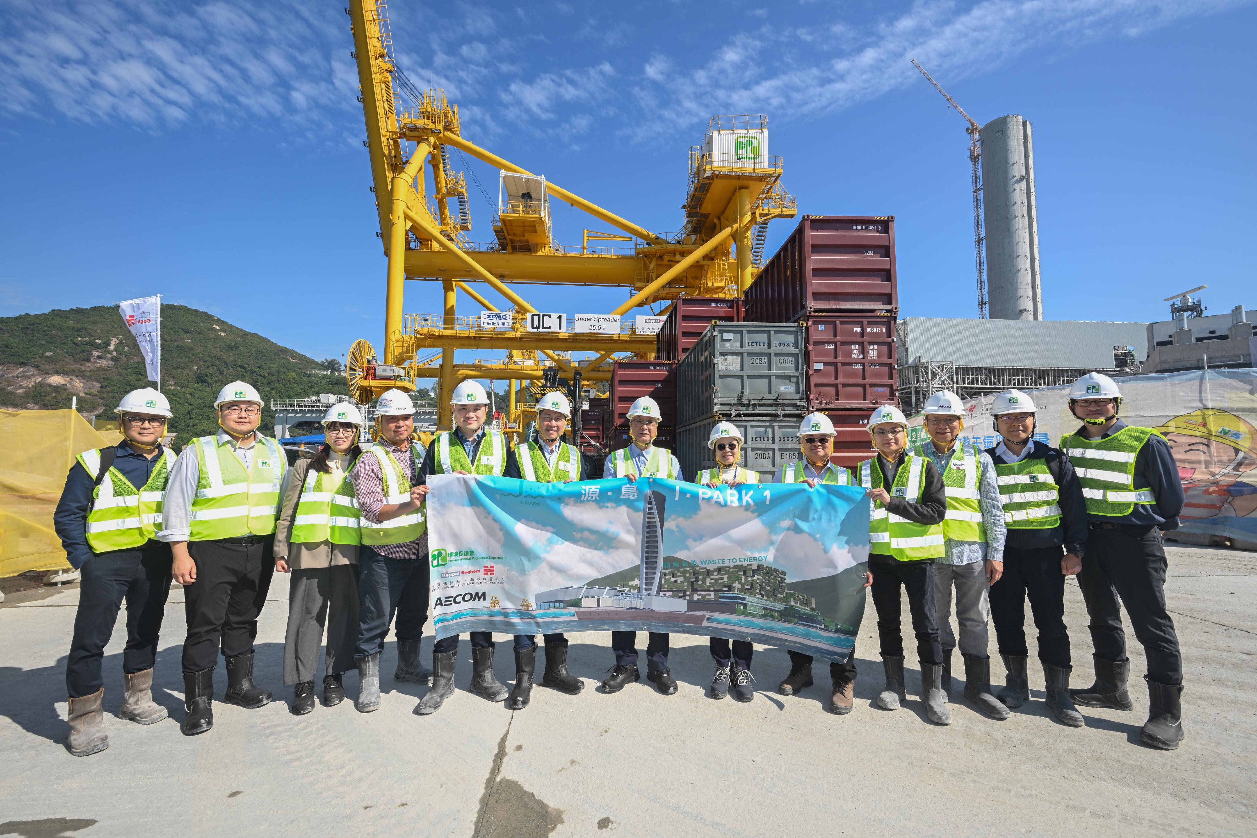 The Environmental Protection Department announced that the Integrated Waste Management Facilities Phase I (I&middot;PARK1) has commenced the first phase of trial operation. Photo shows the Secretary for Environment and Ecology, Mr Tse Chin-wan (centre); the Permanent Secretary for Environment and Ecology (Environment), Mr Eddie Cheung (sixth left); the Under Secretary for Environment and Ecology, Miss Diane Wong (sixth right); the Director of Environmental Protection, Dr Samuel Chui (fifth right); and Deputy Director of Environmental Protection Mr Derek Lai (fifth left) recently inspecting I&middot;PARK1 and its operations.