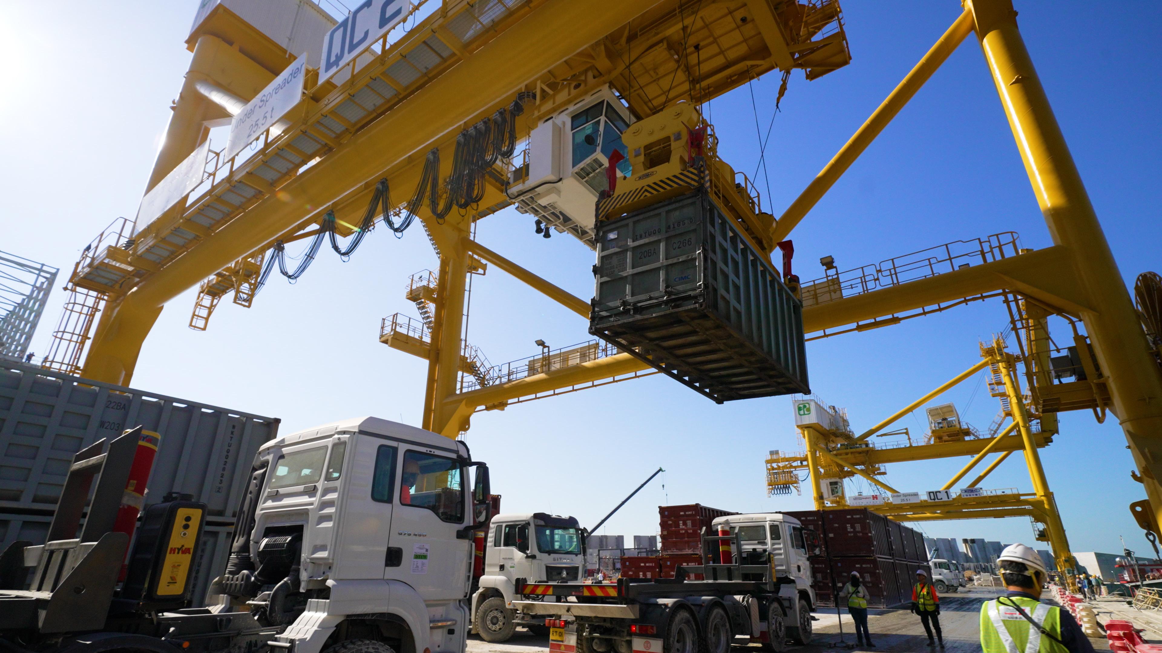 The Environmental Protection Department announced that the Integrated Waste Management Facilities Phase I (I&middot;PARK1) has commenced the first phase of trial operation. Photo shows the delivery of compressed municipal solid waste in fully enclosed containers via marine transport to the berthing area of I.PARK1, then transferred by tractors to the facility for further treatment. 