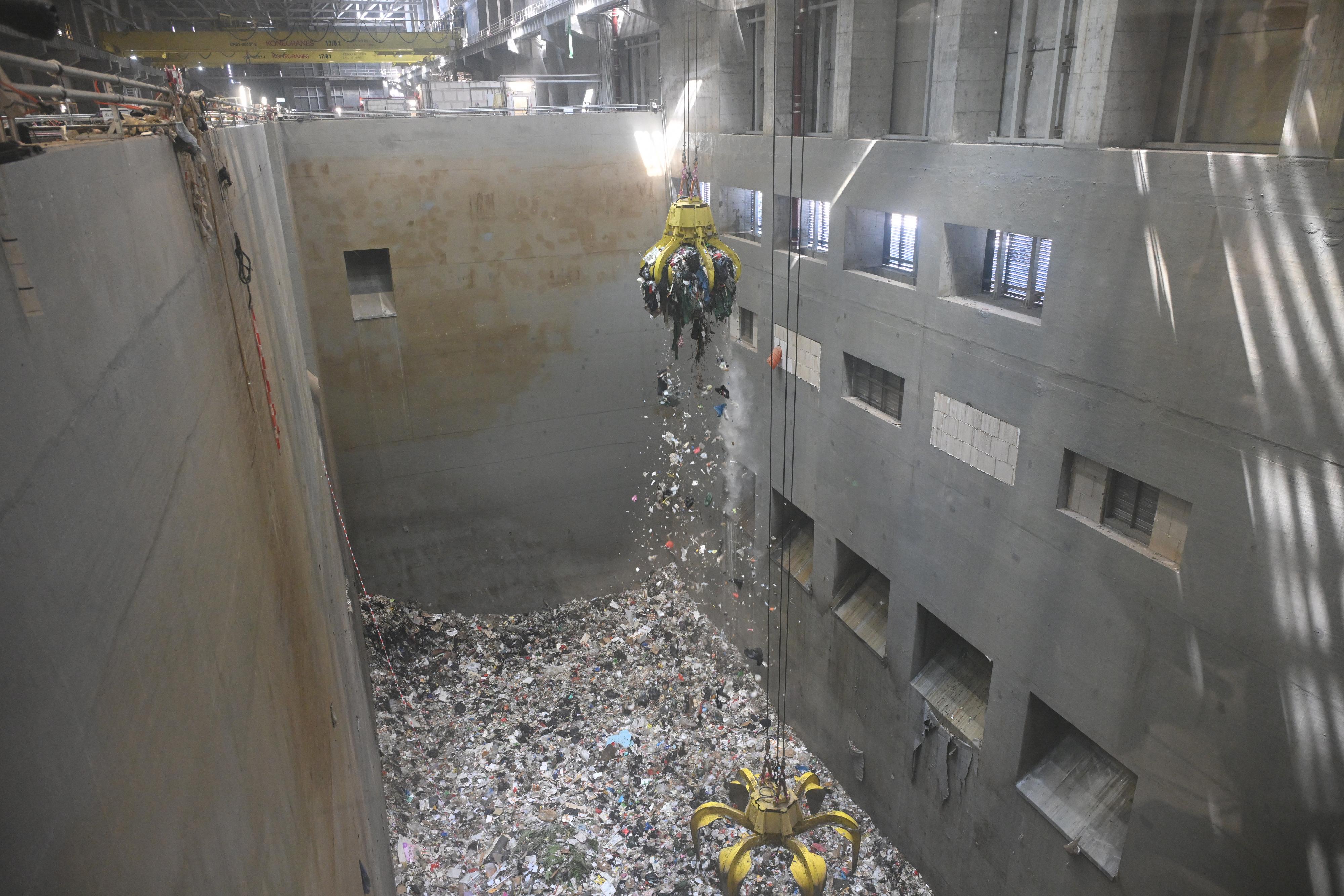 The Environmental Protection Departmentannounced that the Integrated Waste Management Facilities Phase I has commenced the first phase of trial operation. Photo shows municipal solid waste tipped to a bunker, where continuous negative pressure is maintained to prevent odour emission.
