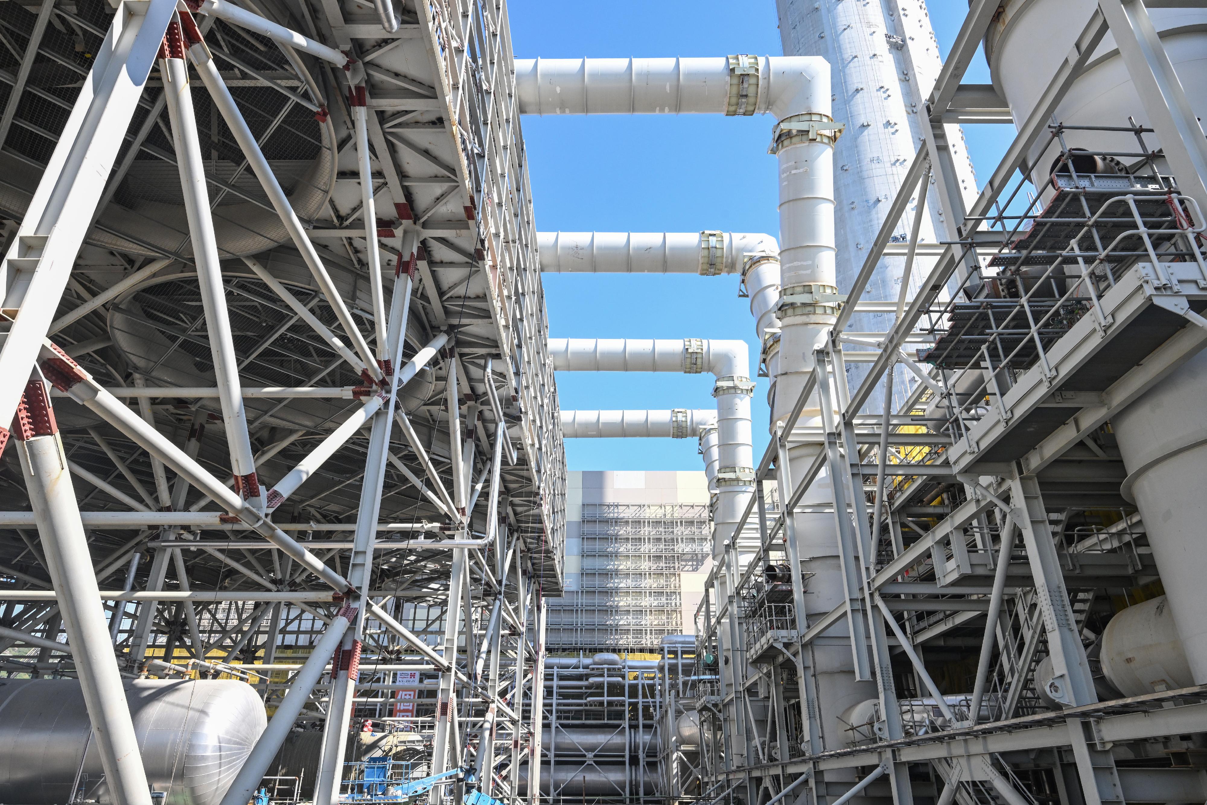 The Environmental Protection Department announced that the Integrated Waste Management Facilities Phase I (I&middot;PARK1) has commenced the first phase of trial operation. Photo shows the air-cooled condenser in I&middot;PARK1, which is used to cool the high temperature steam after passing through the turbine generator.
