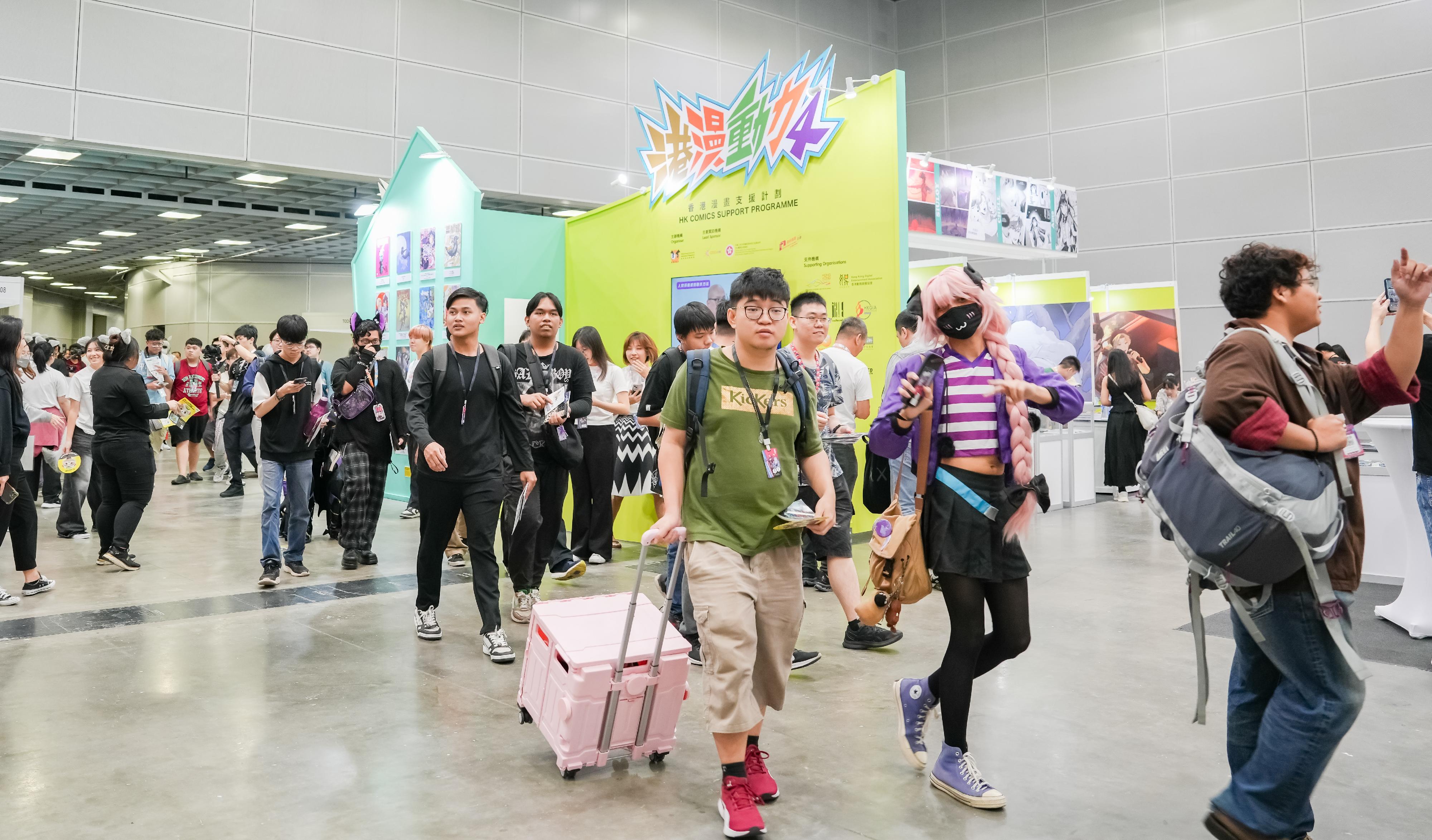 文化體育及旅遊局轄下文創產業發展處（文創處）資助第四屆「港漫動力」&mdash;&mdash;香港漫畫支援計劃的入選香港原創漫畫作品，參加十二月二十及二十一日在馬來西亞吉隆坡舉行的動漫展覽Comic Fiesta 2025。圖示文創處資助業界於Comic Fiesta 2025中設立的香港館。
