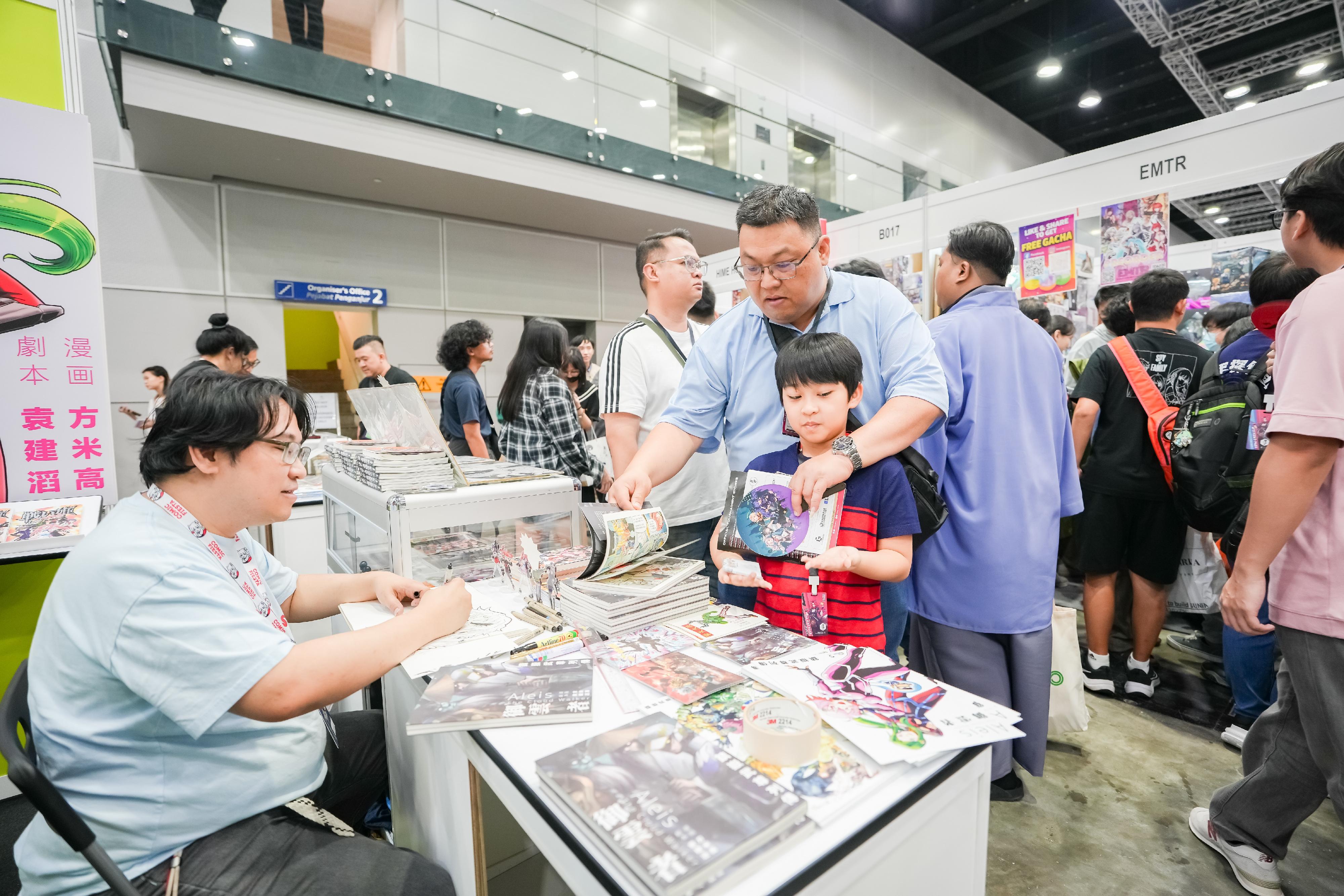 文化體育及旅遊局轄下文創產業發展處（文創處）資助第四屆「港漫動力」&mdash;&mdash;香港漫畫支援計劃的入選香港原創漫畫作品，參加十二月二十及二十一日在馬來西亞吉隆坡舉行的動漫展覽Comic Fiesta 2025。圖示香港原創漫畫作者與參觀者進行交流。