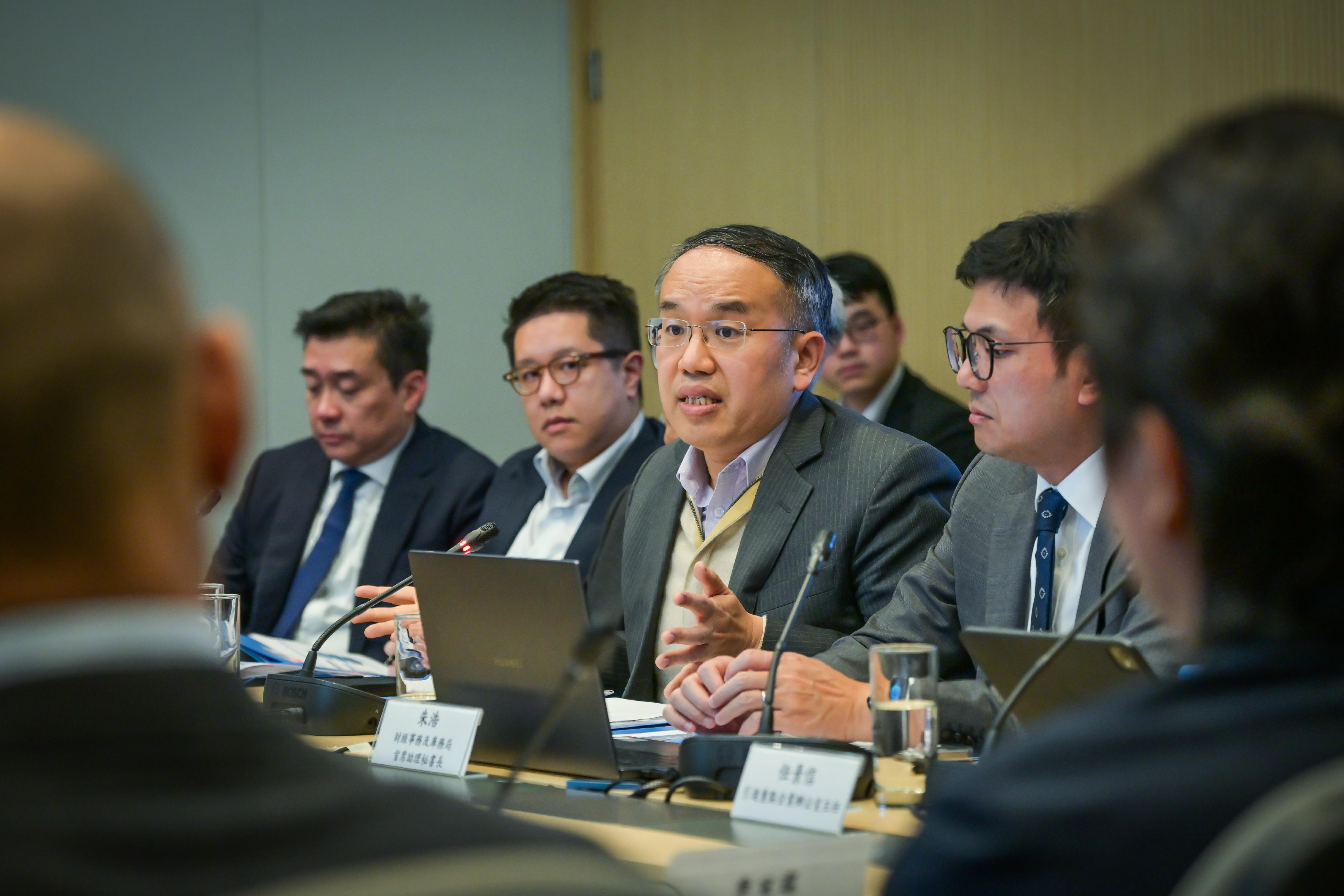 The Secretary for Financial Services and the Treasury, Mr Christopher Hui (second right), chairs a briefing session on gold market development today (December 22) to introduce to the industry the Government's long-term strategy and overall direction for building an international gold trading market.
