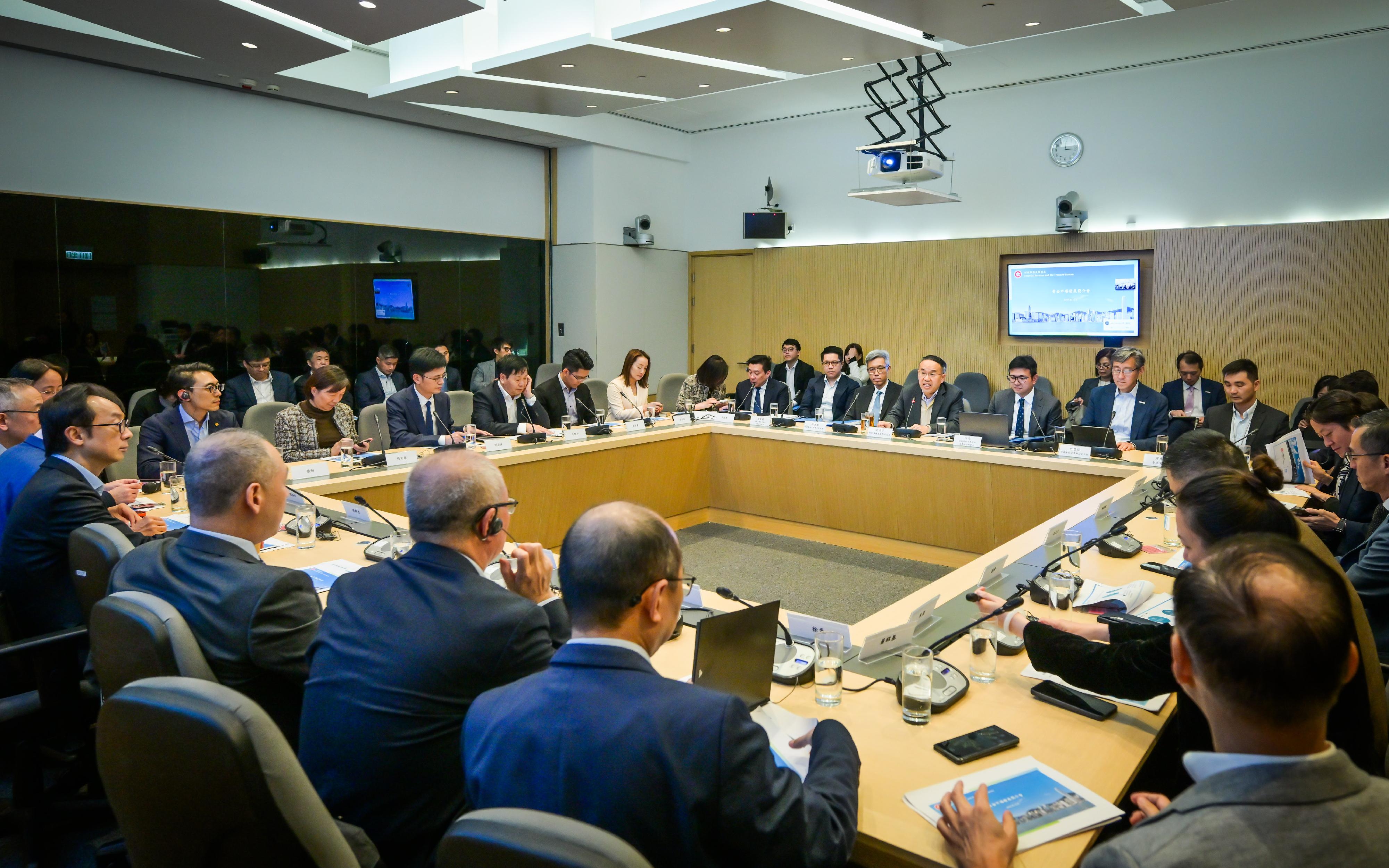 The Financial Services and the Treasury Bureau organises a briefing session on gold market development today (December 22). Attendees included representatives from exchanges, banks, asset management companies, gold mining, trading firms and refineries, warehouse operators as well as logistics providers.
