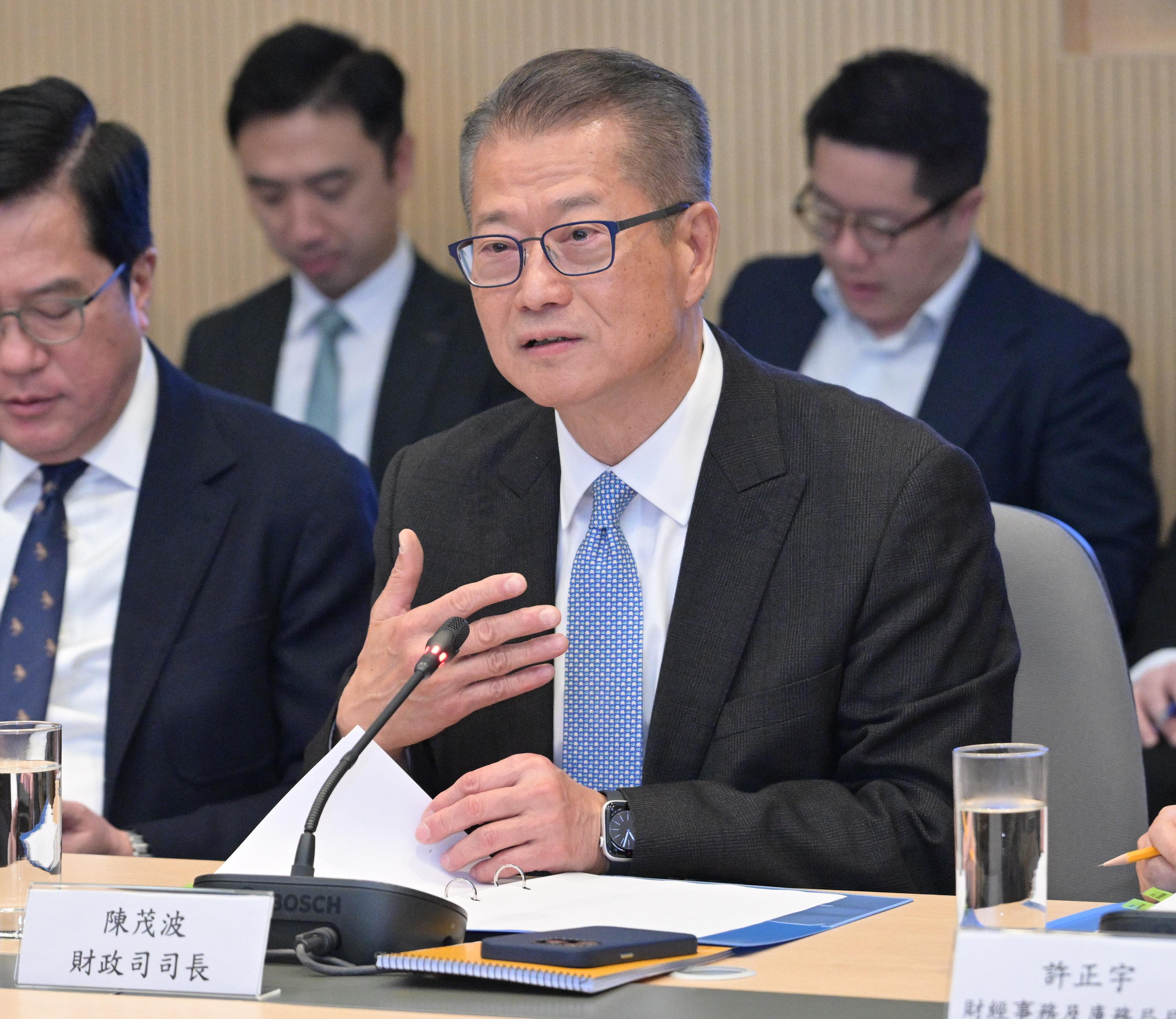 The Financial Secretary, Mr Paul Chan, today (December 22) chairs the first meeting of the Strategic Committee on Commodities.
