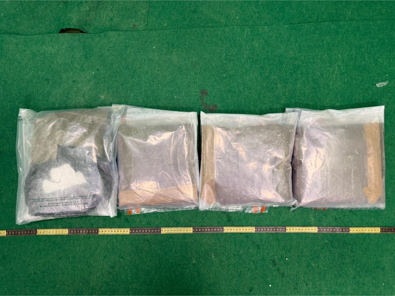 香港海關今日（十二月二十二日）在香港國際機場偵破一宗涉及入境旅客的販毒案件，檢獲約五公斤懷疑可卡因和拘捕一名男子。海關人員隨後在該男子的住所再檢獲三枝懷疑重力操作鋼棒和兩枝懷疑受管制氣槍，所有檢獲的物品估計市值共約四百萬元。圖示案件中檢獲的懷疑可卡因。