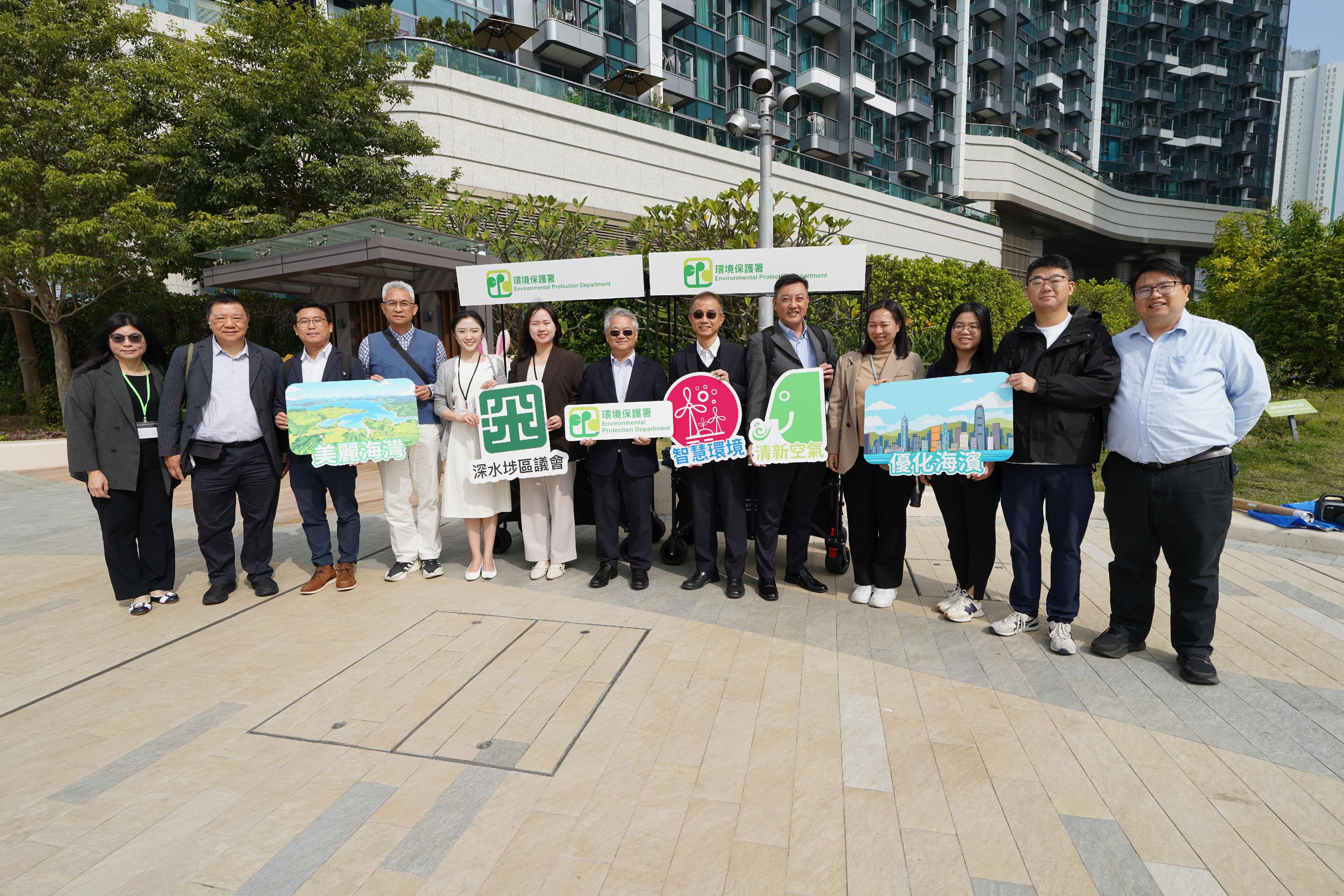 环境保护署署长徐浩光博士今日（十二月二十二日）联同荃湾、葵青、深水埗三个区议会议员进行实地视察，了解荃湾、葵青和深水埗地区沿岸水质及气味改善的成果。