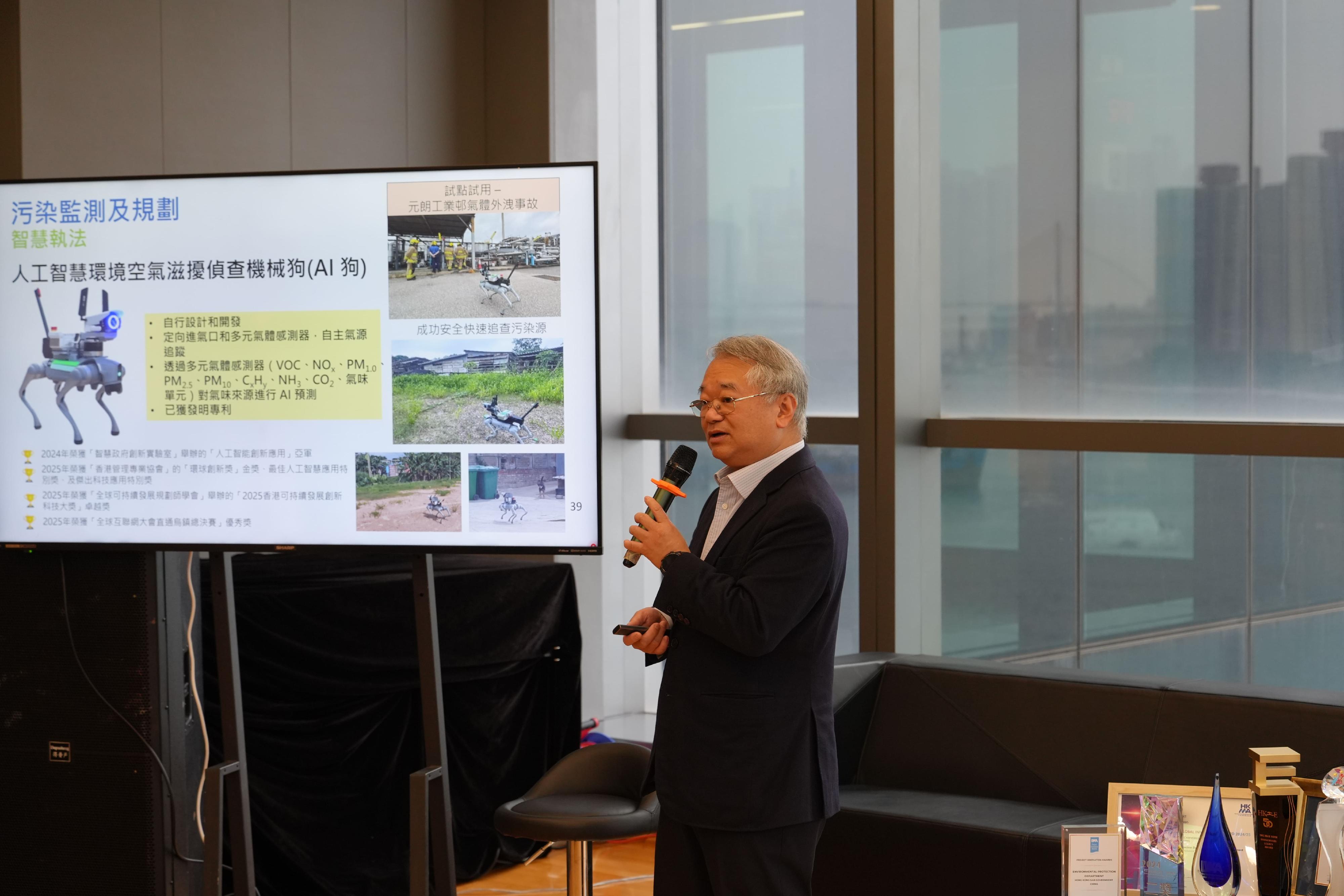The Director of Environmental Protection, Dr Samuel Chui, today (December 22) conducted a site inspection with District Council members from Tsuen Wan, Kwai Tsing, and Sham Shui Po to review the outcomes of improvements to nearshore water quality and odour in the Tsuen Wan, Kwai Tsing and Sham Shui Po areas. Photo shows Dr Chui briefing members of the three District Councils on Environmental Protection Department's application of innovative technologies.