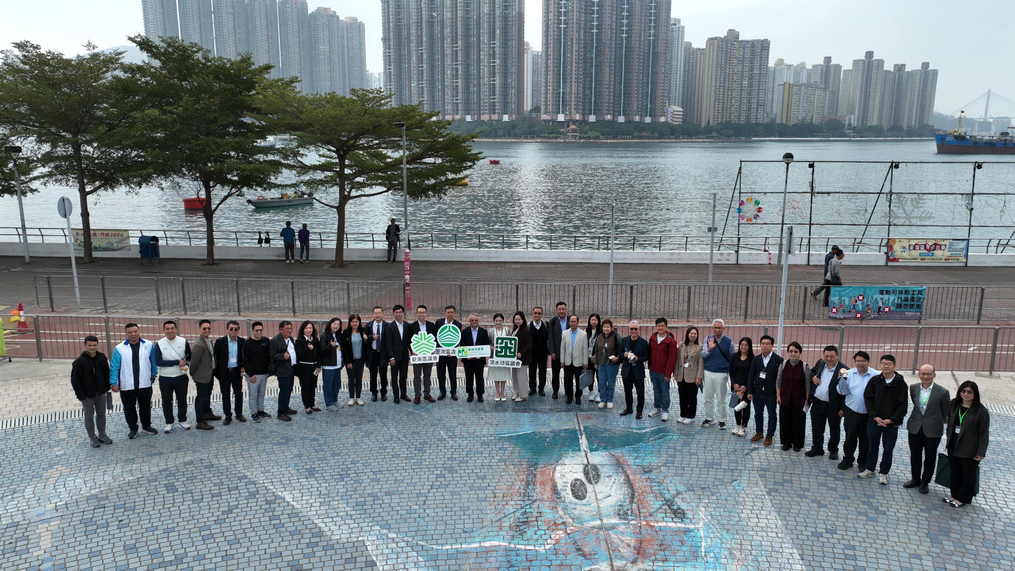 The Director of Environmental Protection, Dr Samuel Chui, today (December 22) conducted a site inspection with District Council members from Tsuen Wan, Kwai Tsing, and Sham Shui Po to review the outcomes of improvements to nearshore water quality and odour in the Tsuen Wan, Kwai Tsing and Sham Shui Po areas.