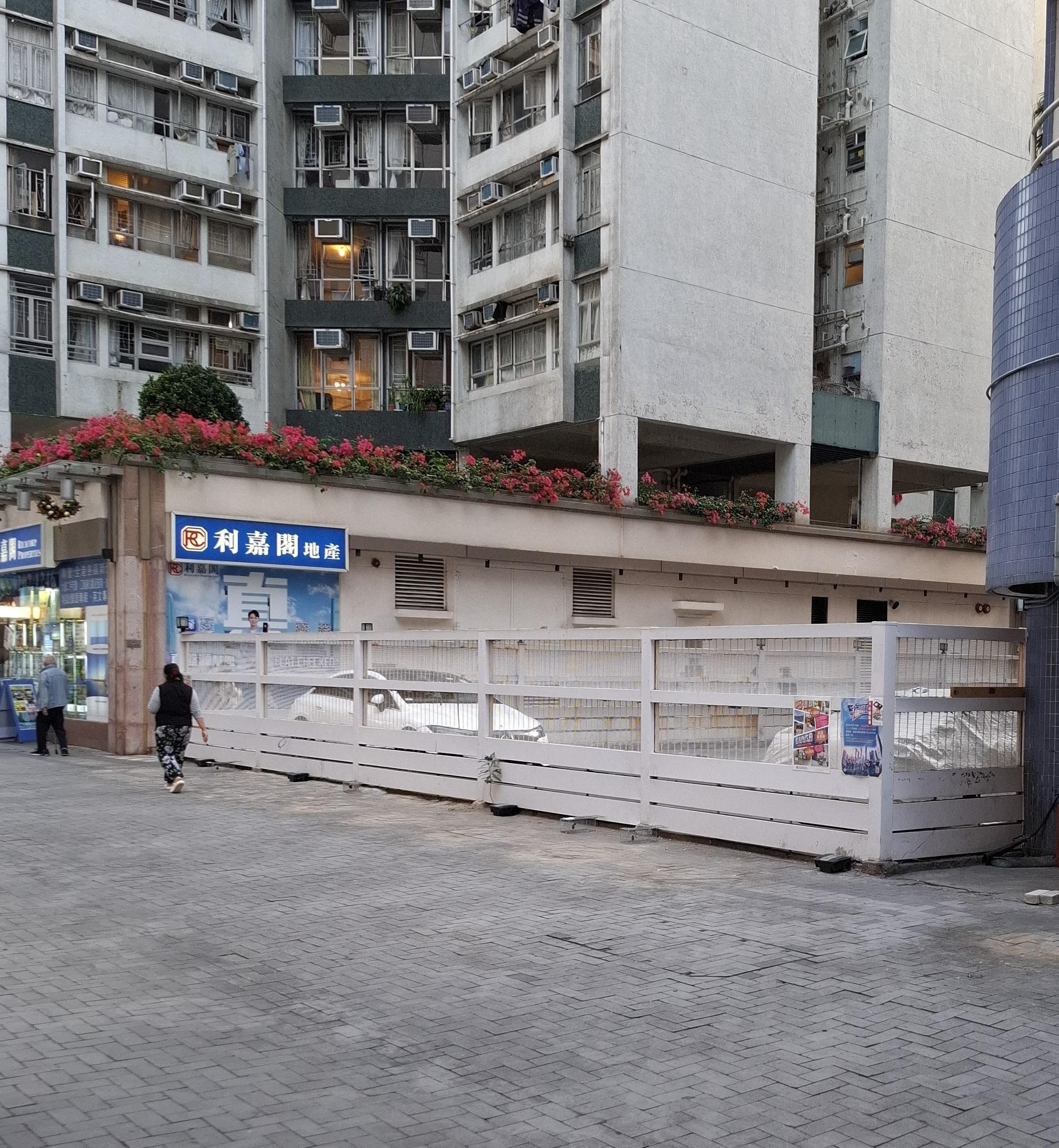 At the 22nd meeting of the interdepartmental Pest Control Steering Committee held today (December 22), the Food and Environmental Hygiene Department reported the latest situation regarding the rodent infestation at Dock Street, Hung Hom, and the ongoing rodent prevention and control work. Photo shows the situation after the removal of the flower pots.