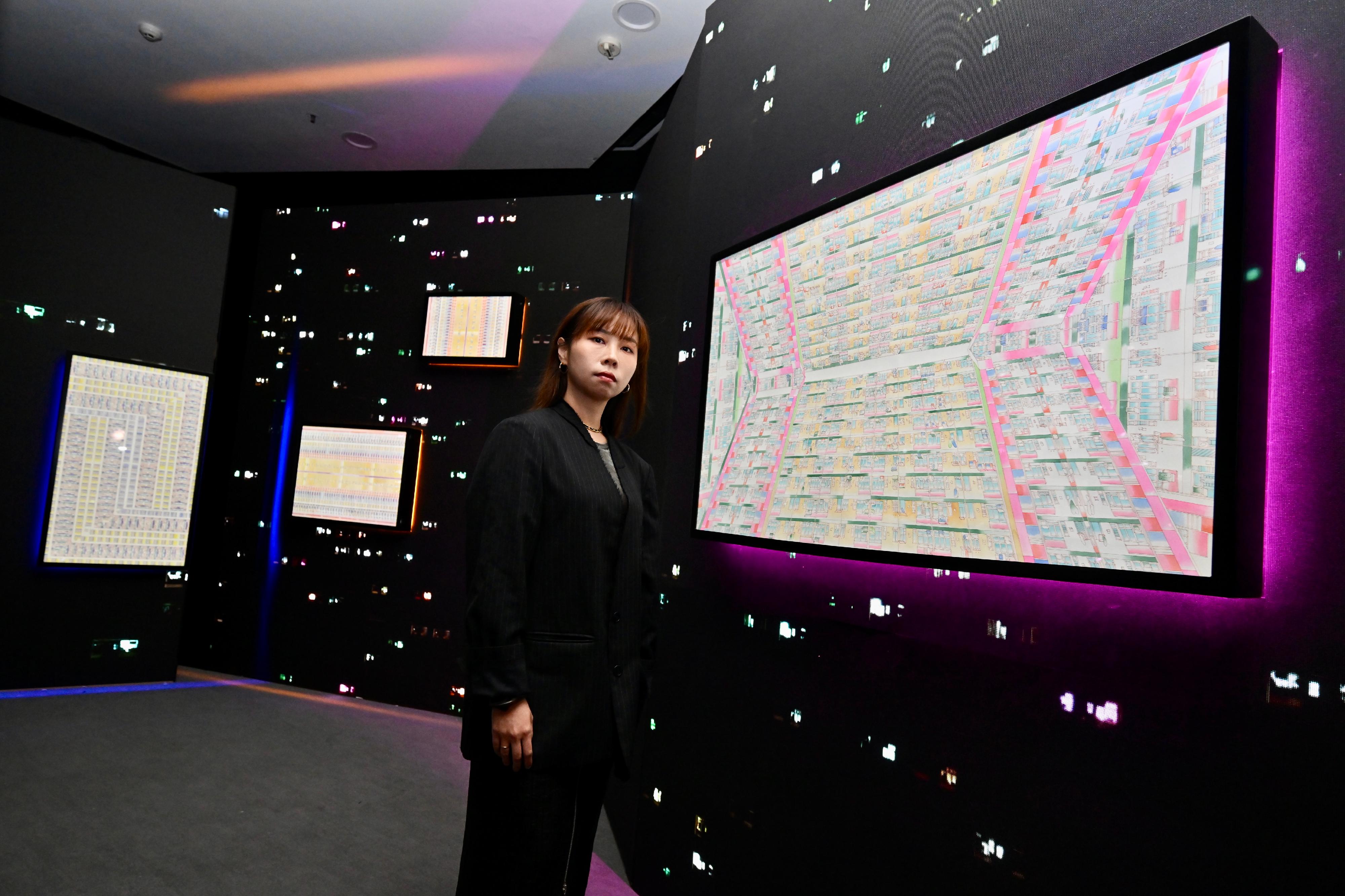 香港艺术馆今日（十二月二十三日）起推出推出「吴冠中&mdash;&mdash;邂逅风景」展览。图示香港艺术家飞天猪（黄咏珊）与她以画坛大师吴冠中水墨画作《窗之眼》为灵感创作的沉浸式装置作品《光进来的地方》。