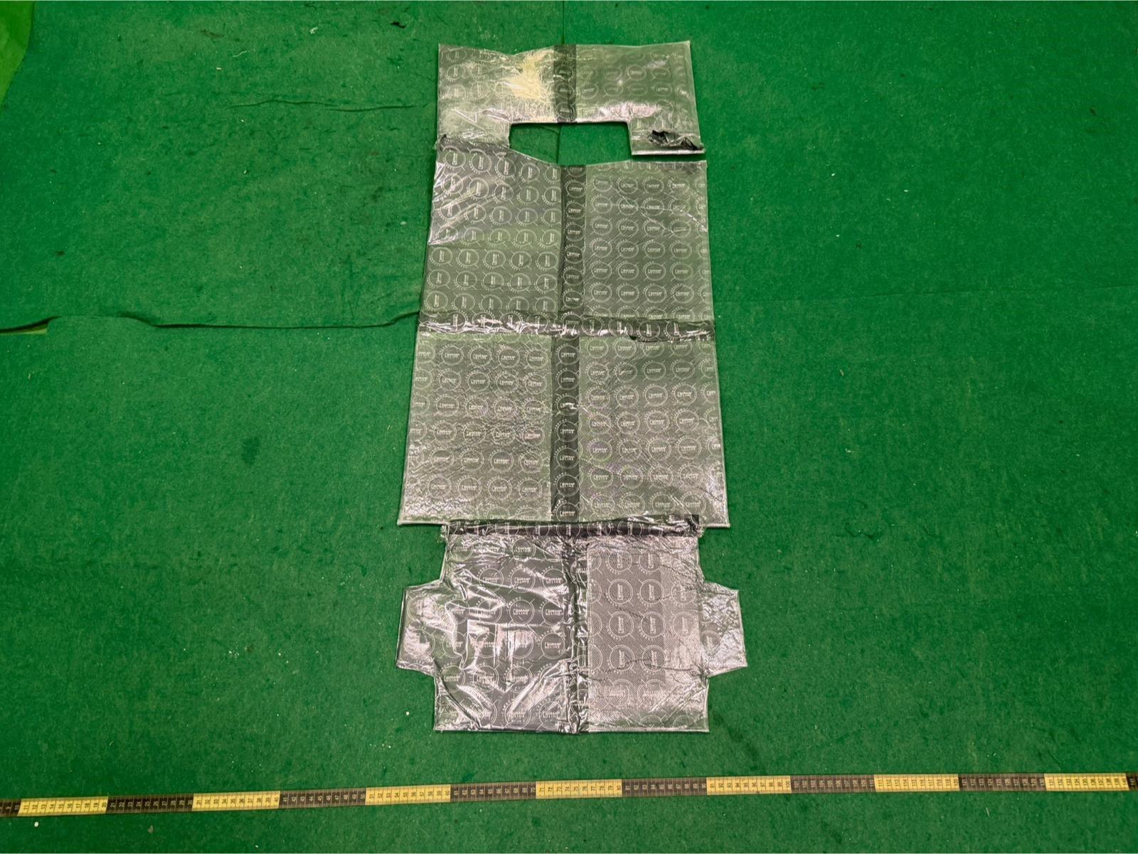 Hong Kong Customs yesterday (December 22) detected a drug trafficking case involving baggage concealment at Hong Kong International Airport and seized about 3 kilograms of suspected cocaine with an estimated market value of about $2 million. Photo shows the suspected cocaine seized.