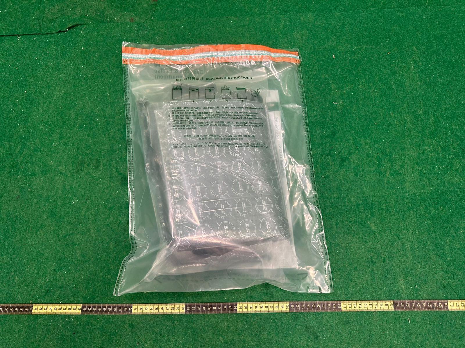 Hong Kong Customs yesterday (December 22) detected a drug trafficking case involving baggage concealment at Hong Kong International Airport and seized about 3 kilograms of suspected cocaine with an estimated market value of about $2 million. Photo shows the suspected cocaine seized.