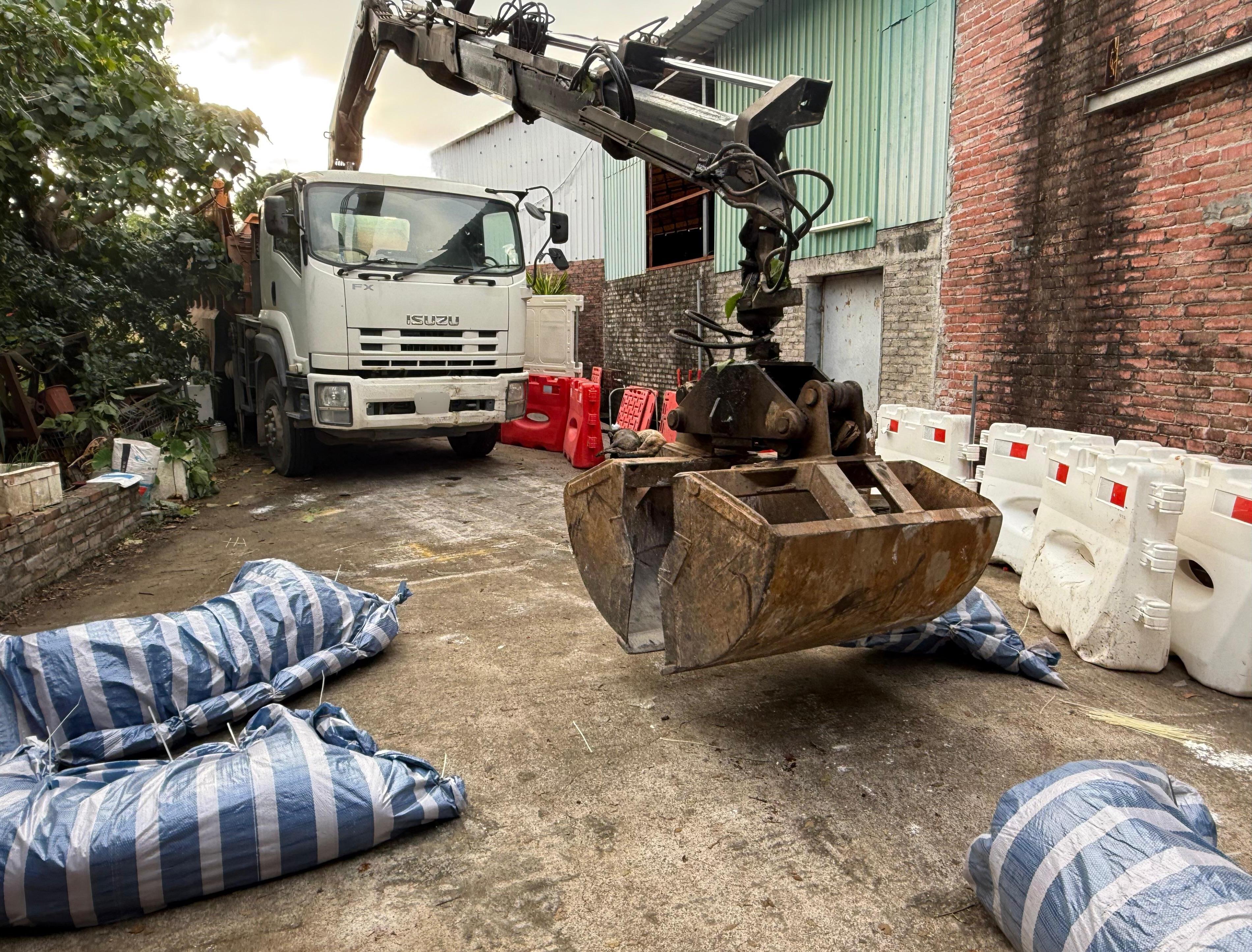 Regarding the incident announced by the Agriculture, Fisheries and Conservation Department (AFCD) on December 17 in which samples of pigs from a licensed pig farm in Lau Fau Shan, Yuen Long, tested positive for African Swine Fever (ASF), the AFCD launched an operation on December 19 according to the ASF contingency plan. The AFCD has sent staff to cull and handle all pigs on the affected licensed farm. Photo shows AFCD arranging vehicle to remove wrapped pig carcasses from the farm concerned.