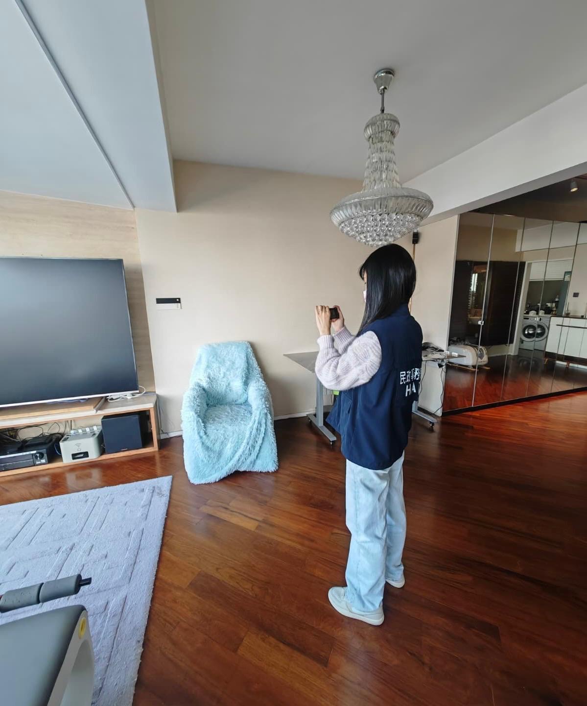 The Office of the Licensing Authority (OLA) of the Home Affairs Department conducted an operation at tourist accommodation hotspots in Yau Tsim Mong District, Wan Chai District and Central and Western District from December 15 to 19 to inspect premises suspected of operating unlicensed hotels/guesthouses and licensed club-houses suspected of breaching certain licensing conditions. Photo shows an OLA enforcement officer searching for evidence in a suspected unlicensed guesthouse.

