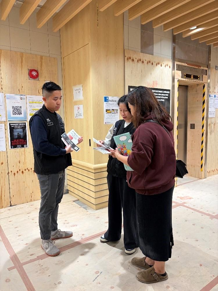 入境事務處於十二月二十一日至昨日（十二月二十三日）在全港多區展開反非法勞工行動，包括聯同香港警務處執行的「冠軍行動」。圖示入境處職員於屋苑內派發「切勿聘用非法員工」的宣傳單張。