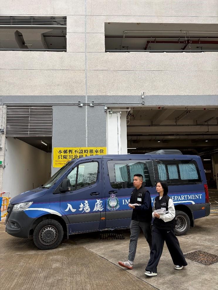 The Immigration Department mounted a series of territory-wide anti-illegal worker operations, including joint operations with the Hong Kong Police Force codenamed "Champion", from December 21 to yesterday (December 23). Photo shows Immigration officers distributing "Don't Employ Illegal Workers" leaflets at a housing estate.