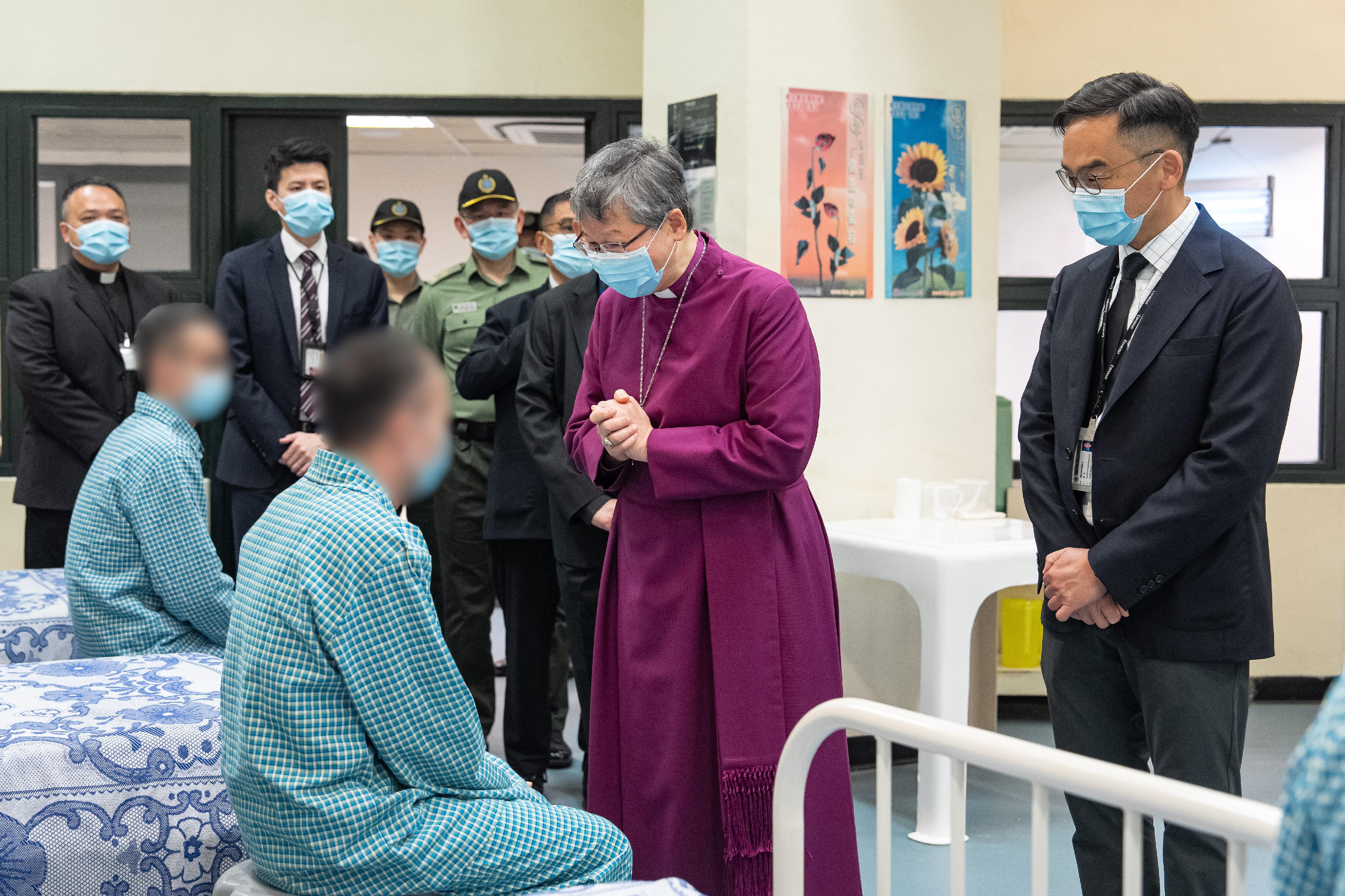 The Archbishop of Hong Kong, the Most Reverend Andrew Chan (second right), accompanied by the Acting Deputy Commissioner of Correctional Services (Rehabilitation and Management), Mr Tong Soen (first right), visited the hospital in Pak Sha Wan Correctional Institution to convey his sympathy and blessings to patients on December 22.