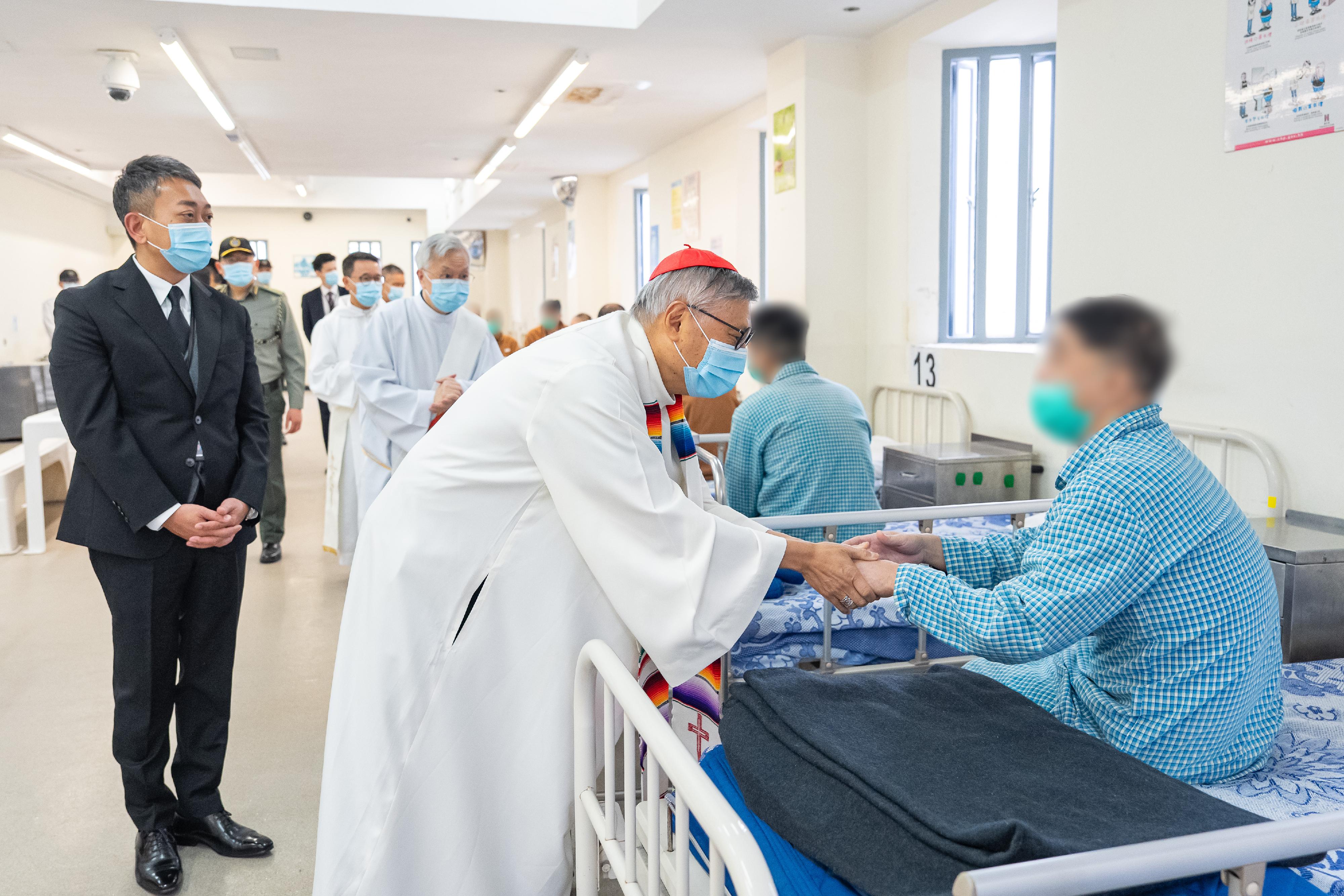 The Bishop of the Catholic Diocese of Hong Kong, Cardinal Stephen Chow (middle, front row), accompanied by the Deputy Commissioner of Correctional Services (Operations and Strategic Development), Mr Leung Ka-lun (left, front row), visited the hospital in Stanley Prison to convey his sympathy and support to patients today (December 25).