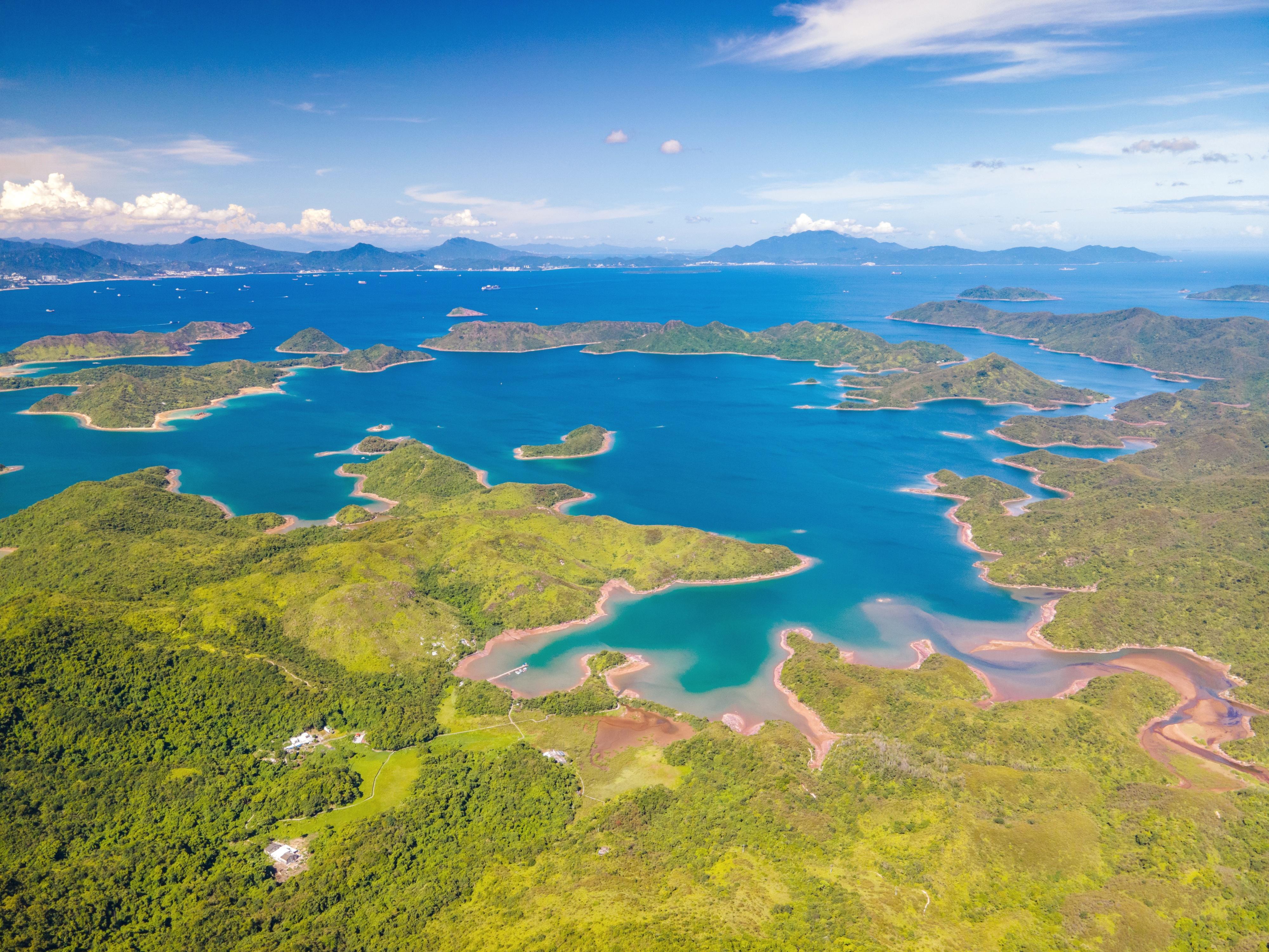 The Ministry of Ecology and Environment announced the fourth batch of national "Beautiful Bays". Hong Kong's Mirs Bay has been selected as an "Outstanding Example of Beautiful Bays" with an excellent overall score. Photo shows Yan Chau Tong Marine Park, which is located within Hong Kong's Mirs Bay, boasting picturesque scenery and being renowned as the "Little Guilin of Hong Kong".
