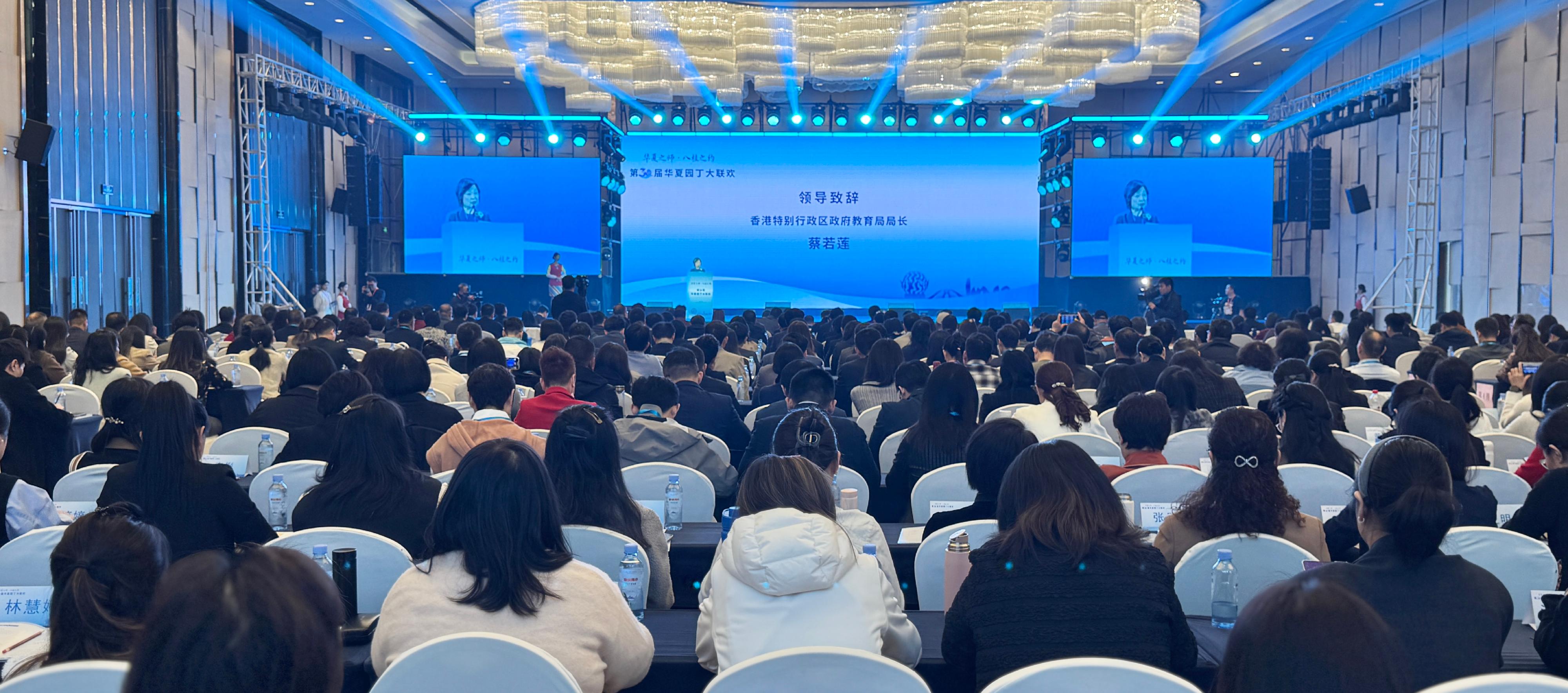 The Secretary for Education, Dr Choi Yuk-lin, participated in the 30th Gala for Gardeners of Chinese Nation in Beihai, Guangxi, today (December 27). Photo shows Dr Choi speaking at the opening ceremony.
