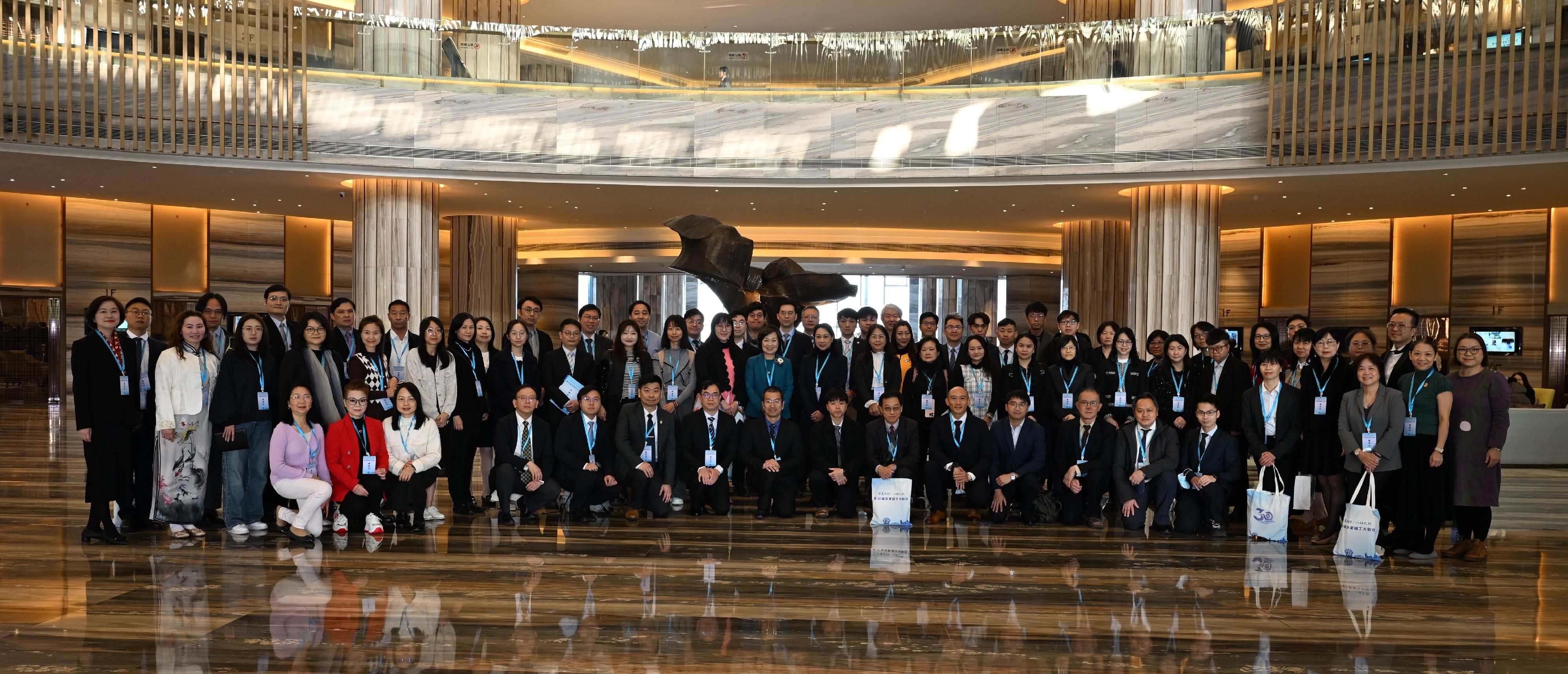 The Secretary for Education, Dr Choi Yuk-lin, participated in the 30th Gala for Gardeners of Chinese Nation in Beihai, Guangxi, today (December 27). Dr Choi is pictured with Hong Kong principals and teachers taking part in the event.