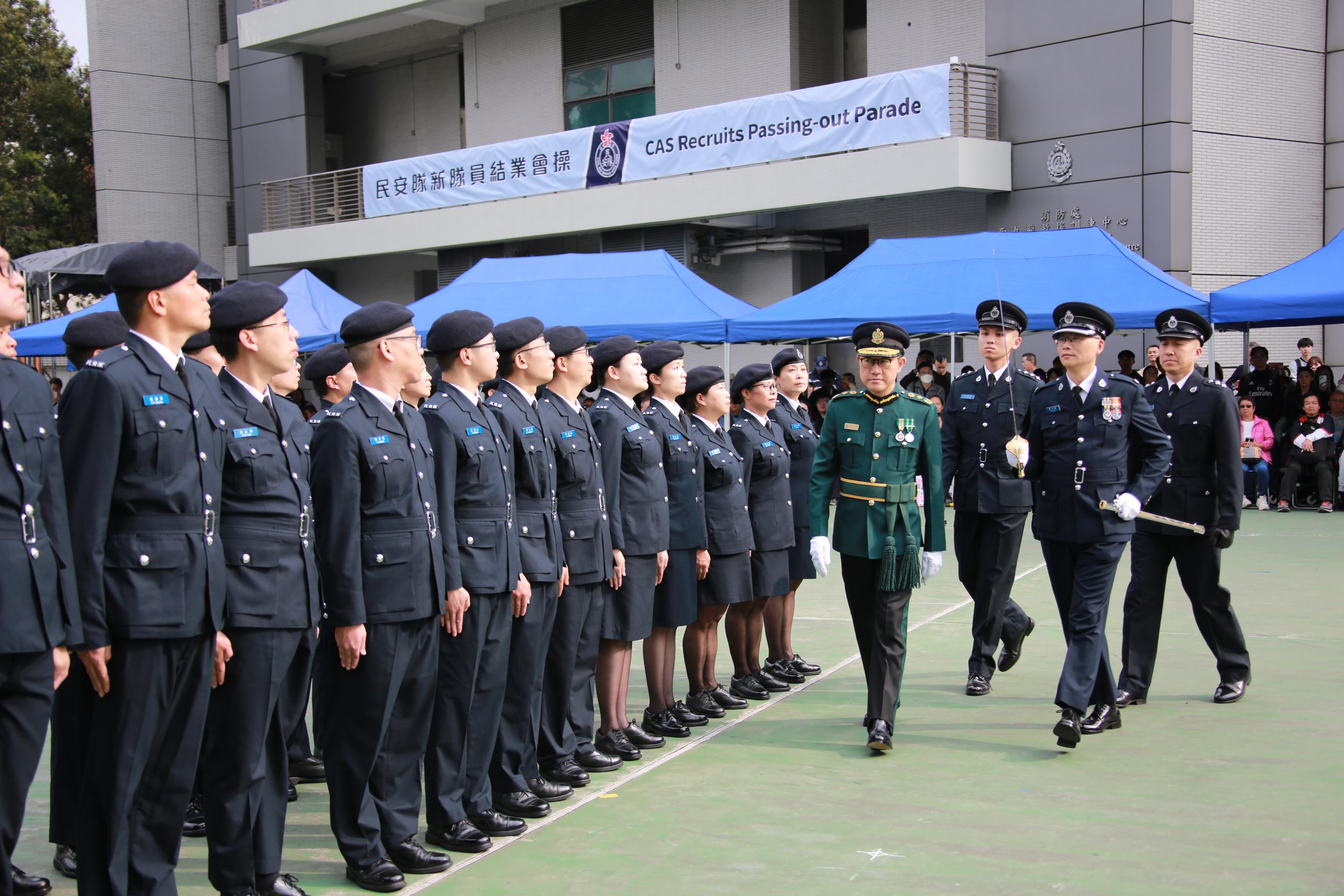The Civil Aid Service held the Passing-out Parade for the 91st Recruits at its headquarters today (December 28). Photo shows the Commissioner of Customs and Excise, Mr Chan Tsz-tat (fourth right), inspecting the parade.

