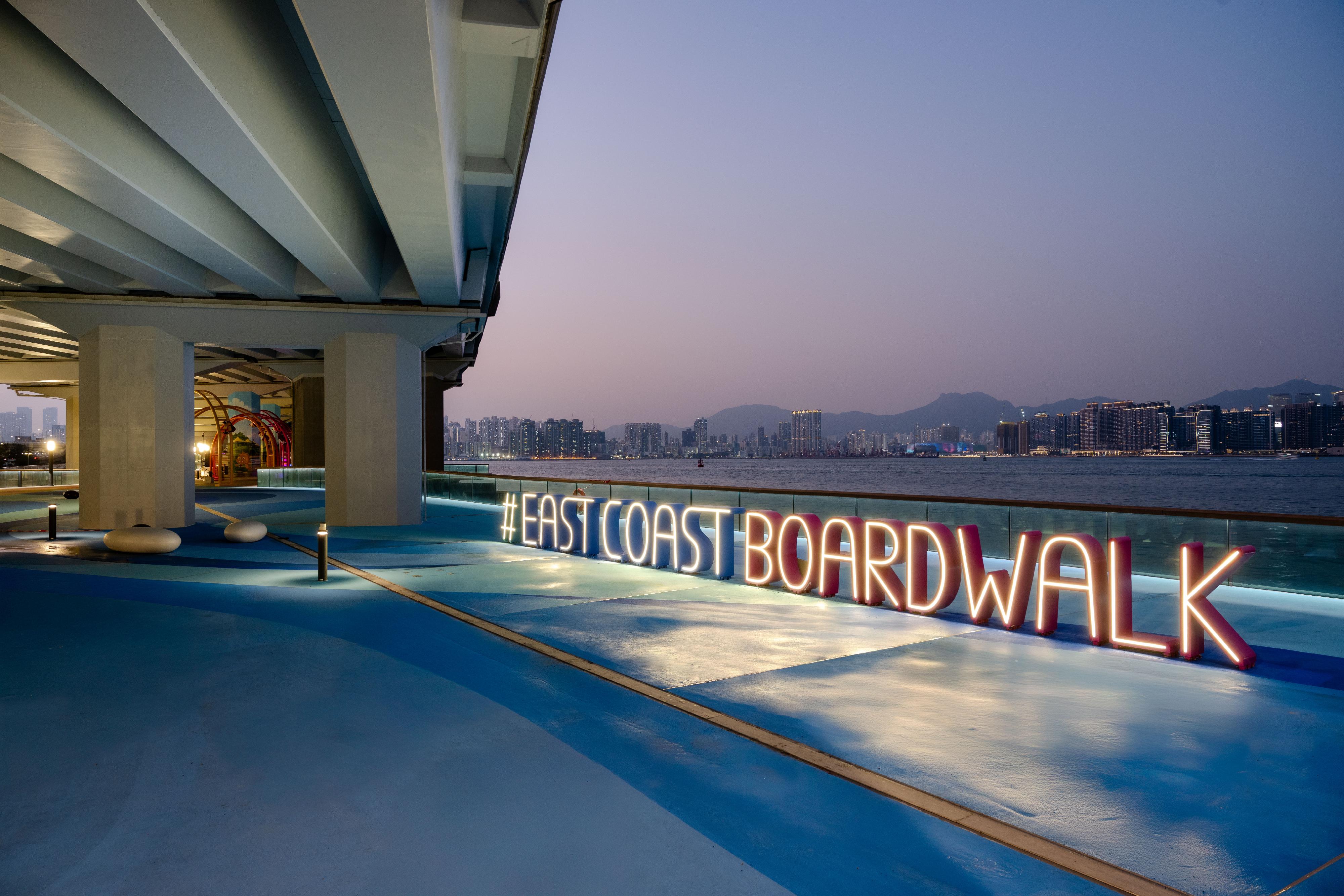 The Eastern Section of the East Coast Boardwalk in North Point will open tomorrow (December 29). Photo shows the small plaza at the eastern end of the Boardwalk near Quarry Bay, along with a widened footpath at Hoi Yu Street to improve accessibility.