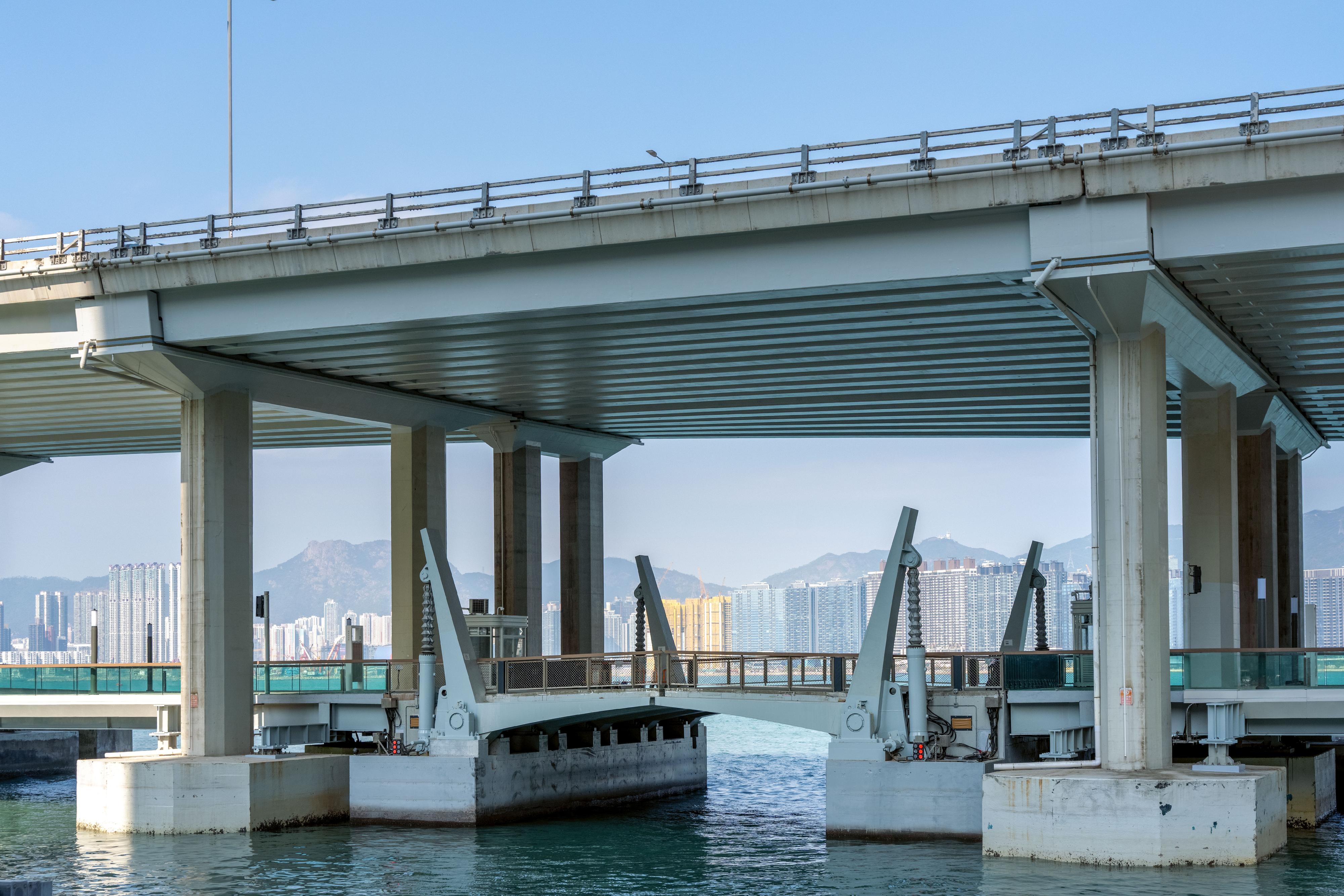 The Eastern Section of the East Coast Boardwalk in North Point will open tomorrow (December 29). Photo shows a movable bascule bridge installed near Man Hong Street to facilitate marine operations.
